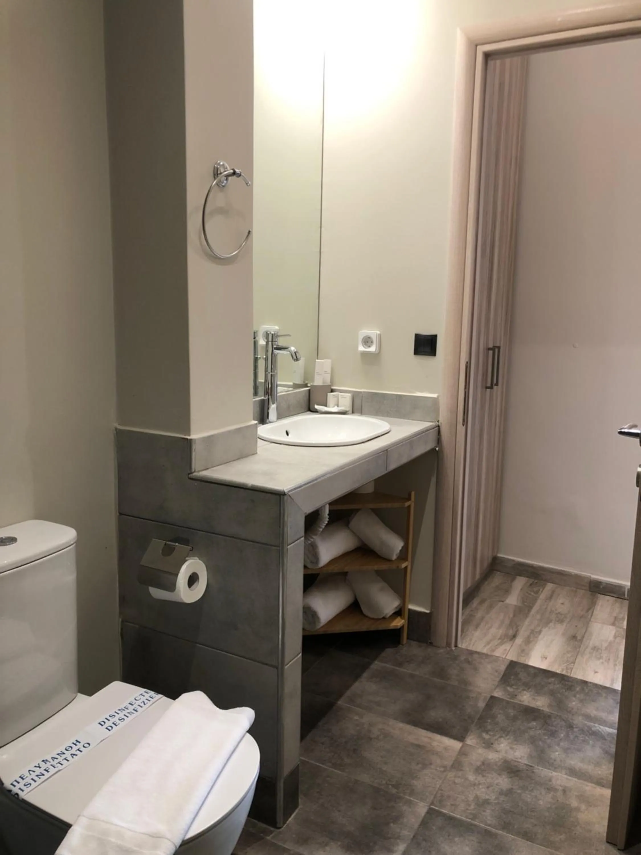 Toilet in Connect Studios & Apartments