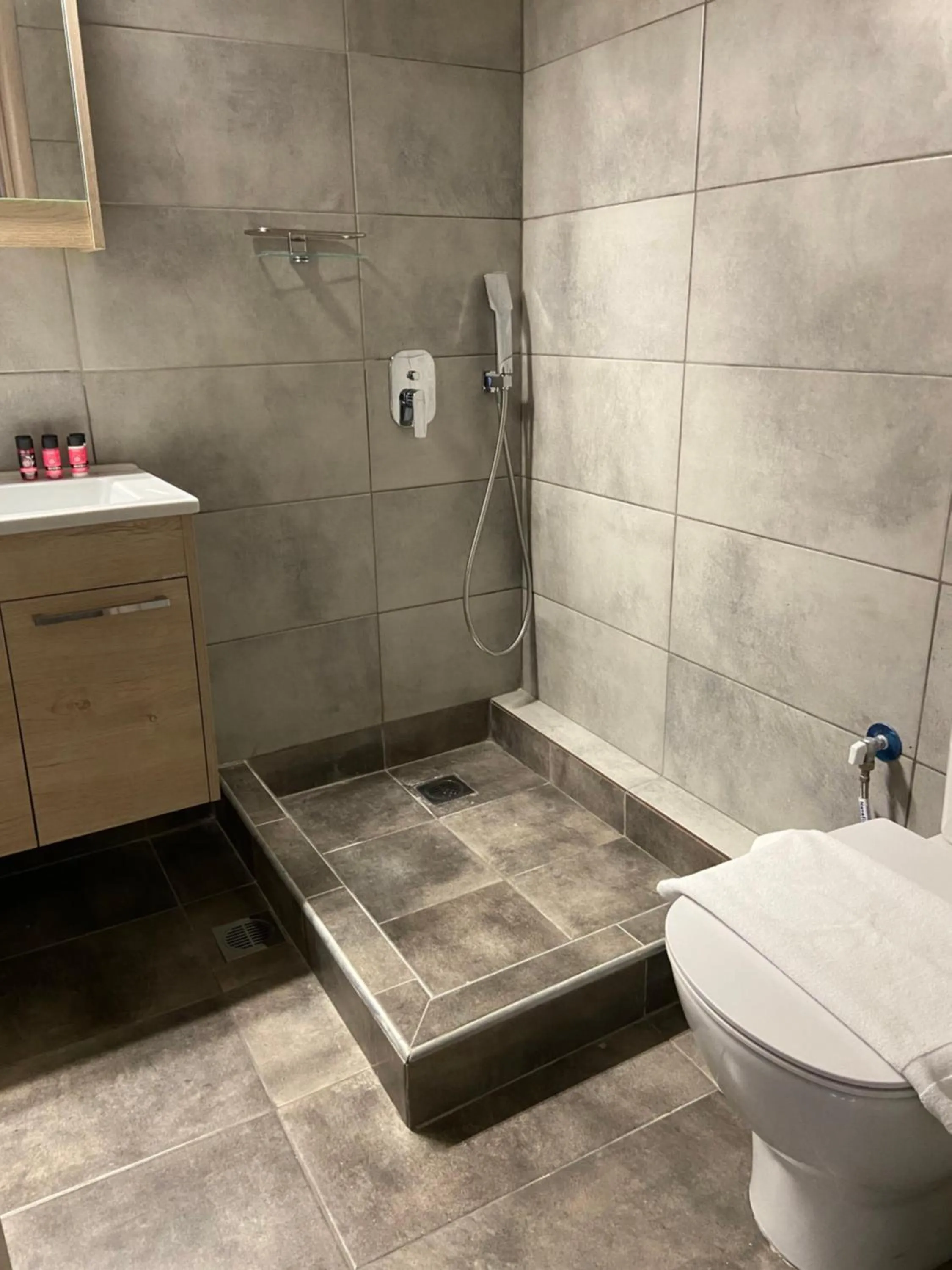 Toilet in Connect Studios & Apartments