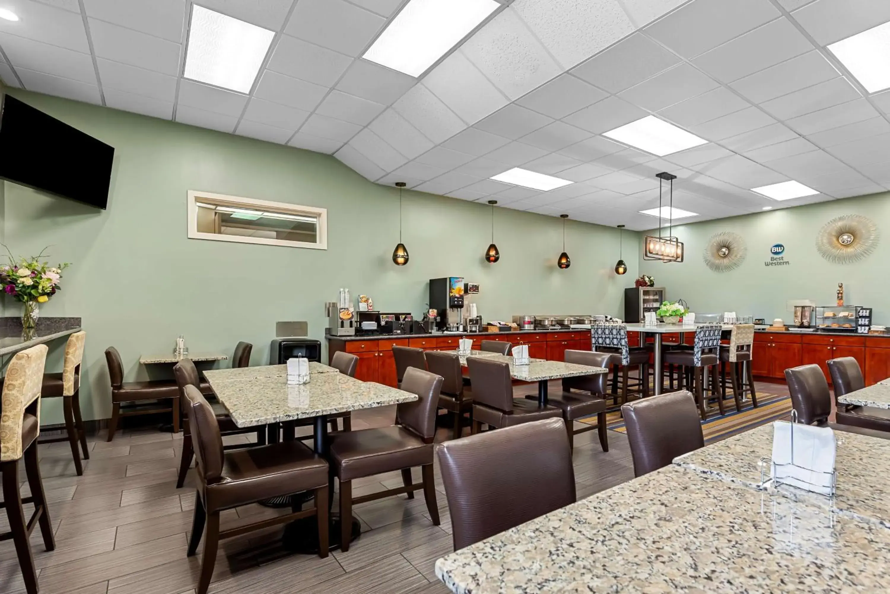 Breakfast in Best Western Cascadia Inn Breakfast in Best Western Cascadia Inn