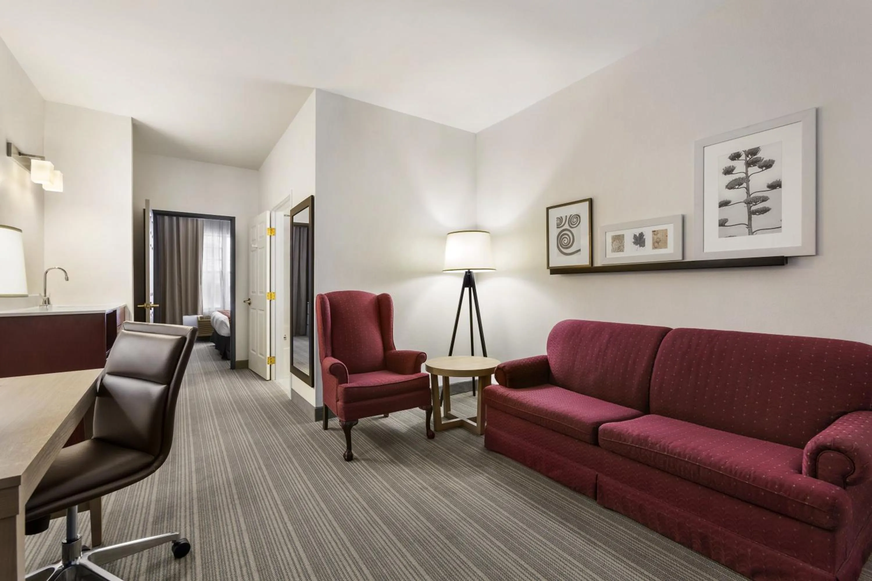 Living room in Country Inn & Suites by Radisson, Wausau, WI