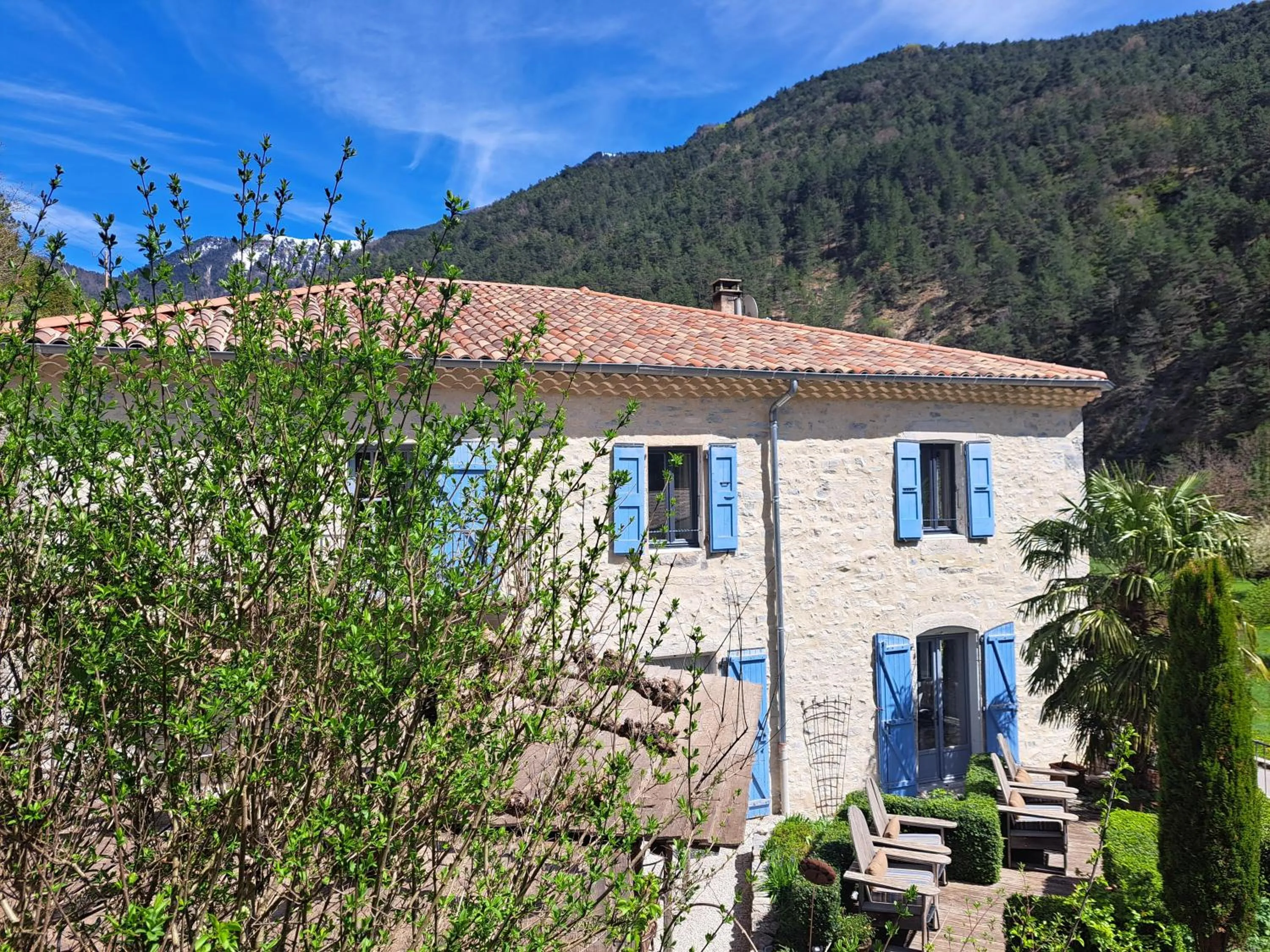 Property building in Le Sareymond