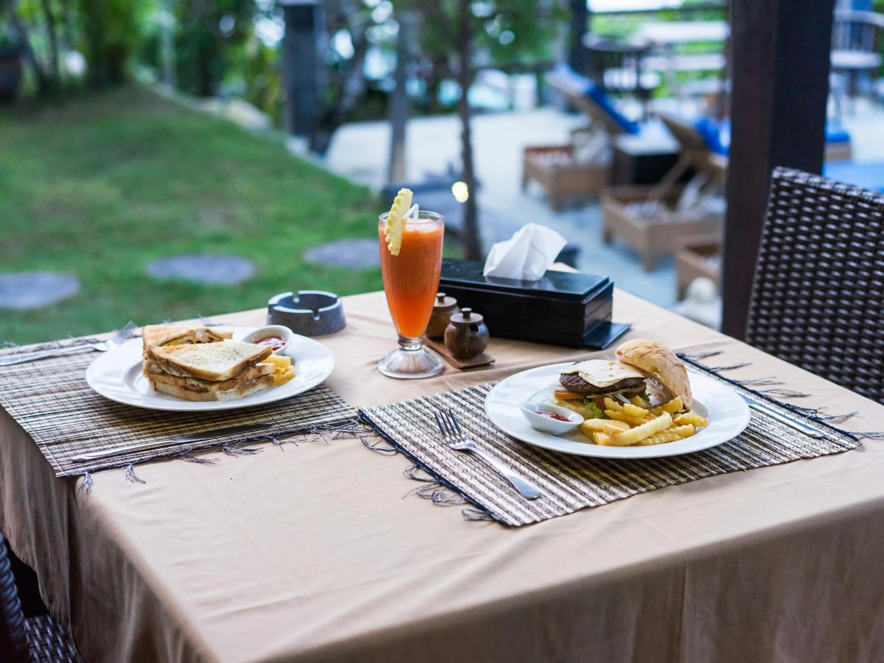 Food and drinks in Song Lambung Beach Huts