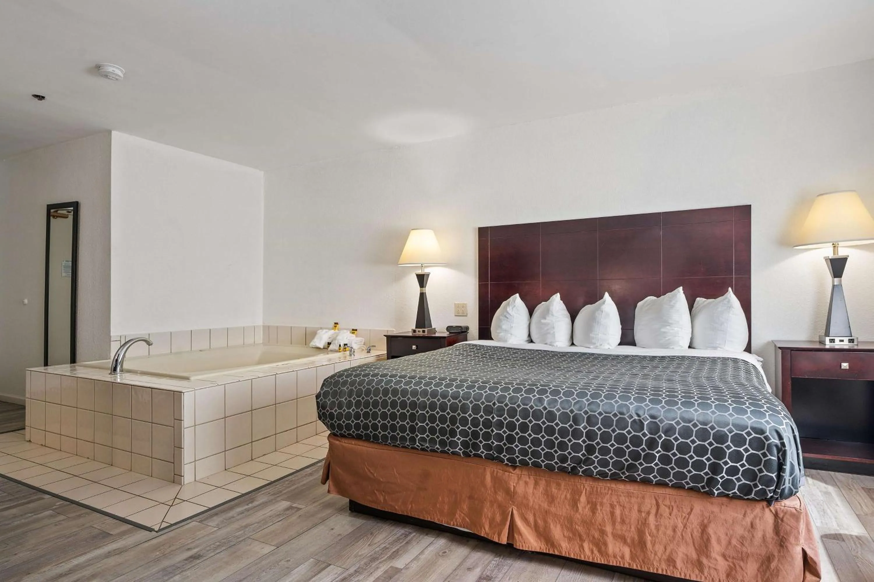 Photo of the whole room, Bed in Best Western Oakbrook Inn