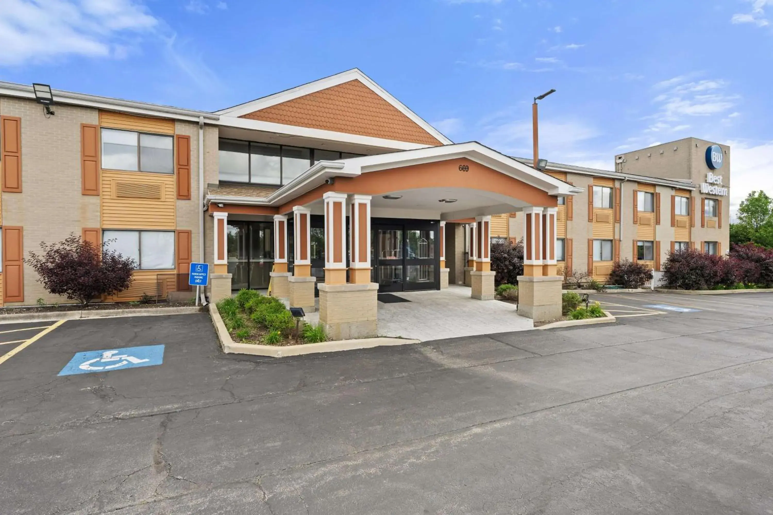 Property building in Best Western Oakbrook Inn Property building in Best Western Oakbrook Inn