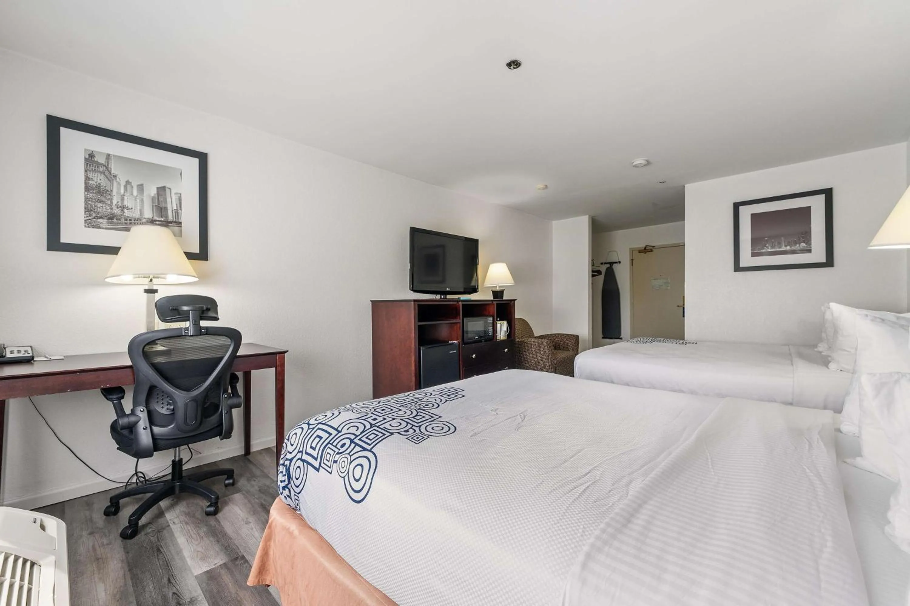 Bedroom, Bed in Best Western Oakbrook Inn