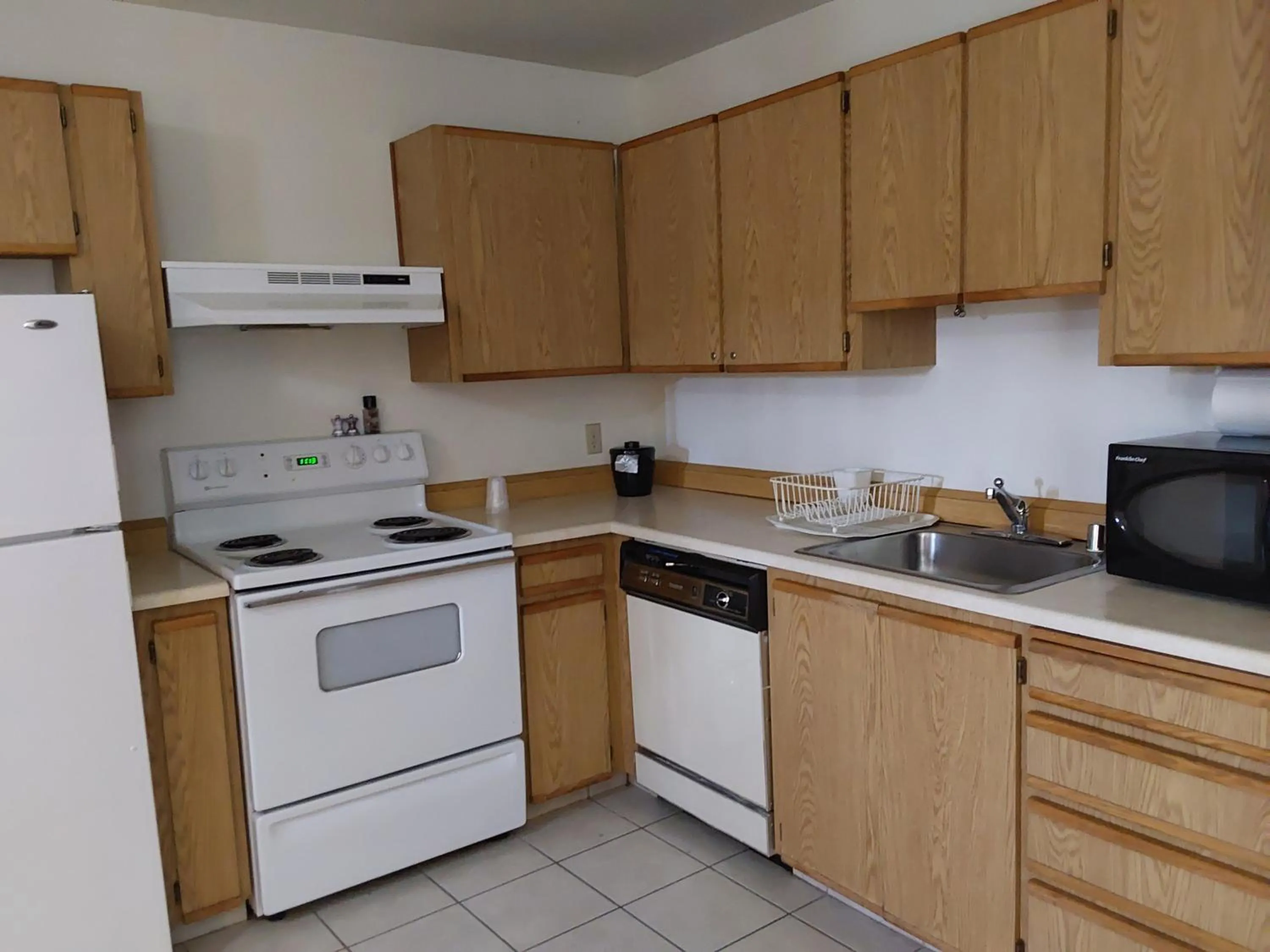 Kitchen or kitchenette in Lavissh inn and Suites
