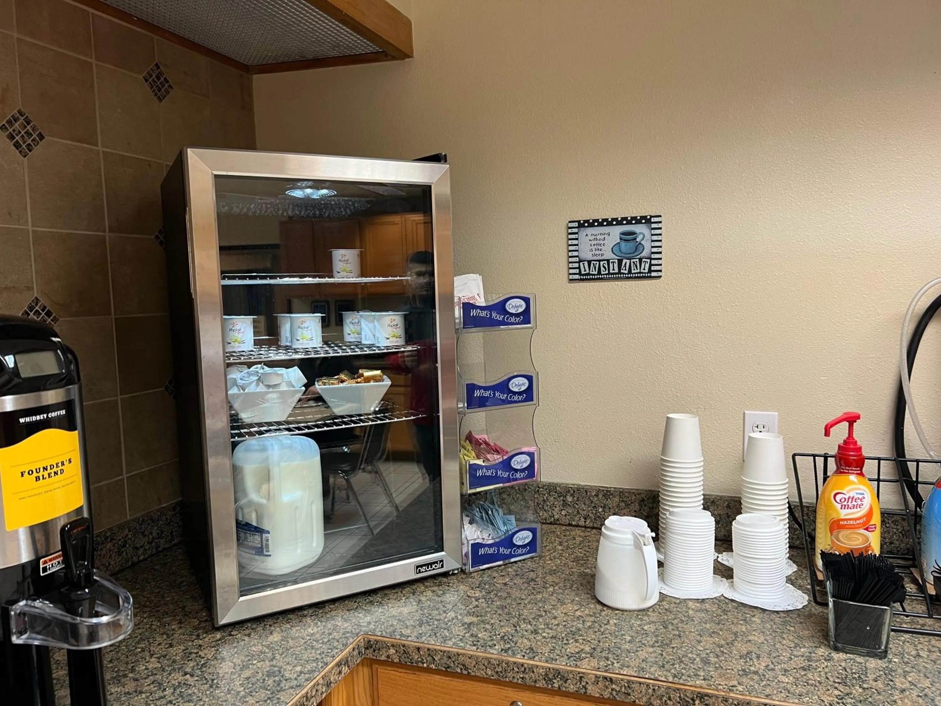 Breakfast in Lavissh inn and Suites