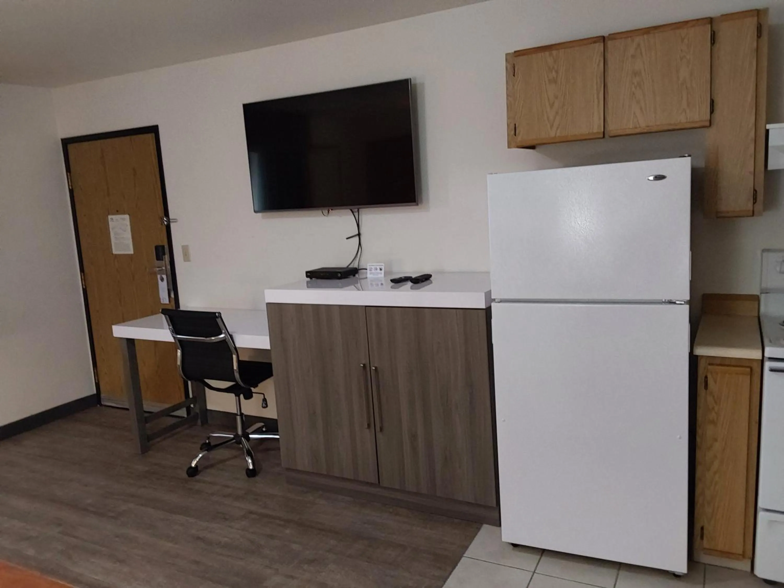 Kitchen or kitchenette in Lavissh inn and Suites