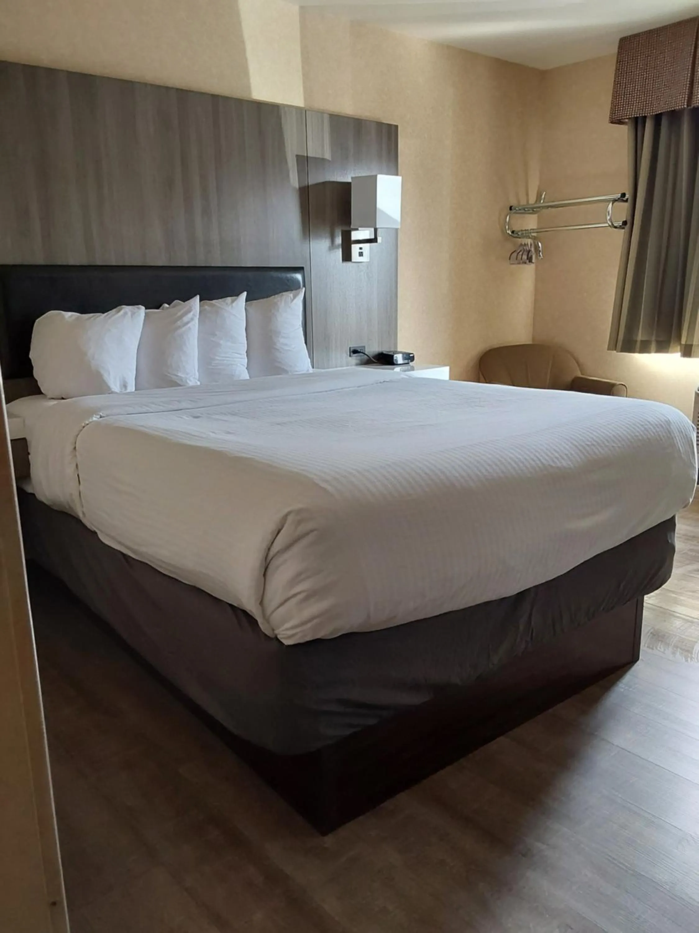 Photo of the whole room, Bed in Lavissh inn and Suites