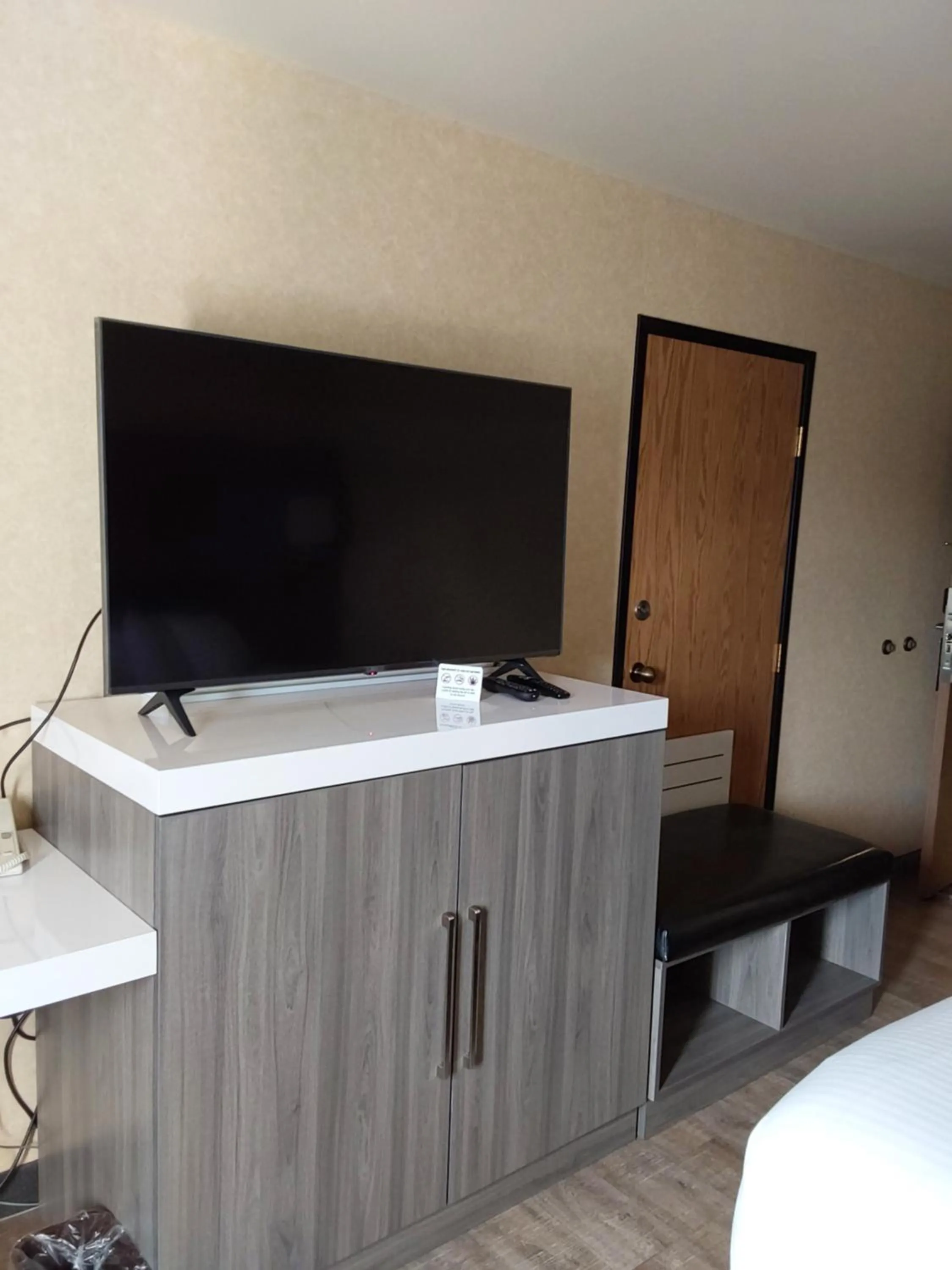 Evening entertainment, Bed in Lavissh inn and Suites