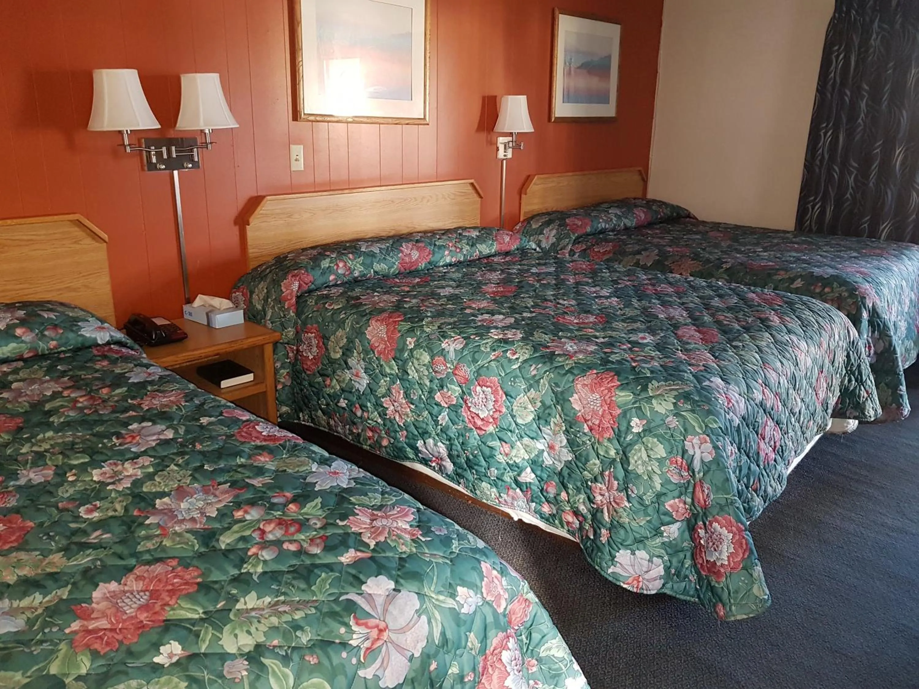 Bed in Townhouse Motel