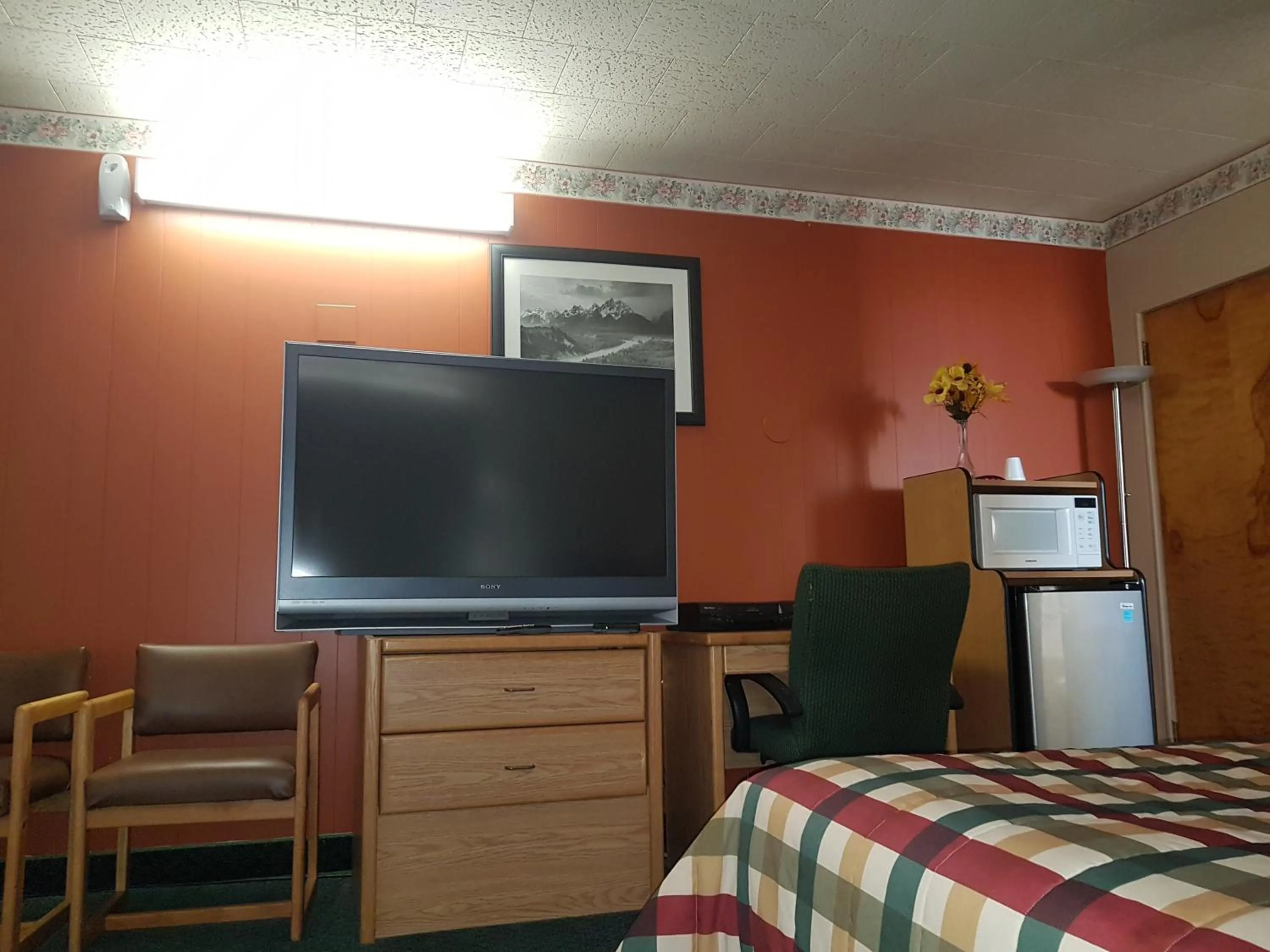 Bed in Townhouse Motel