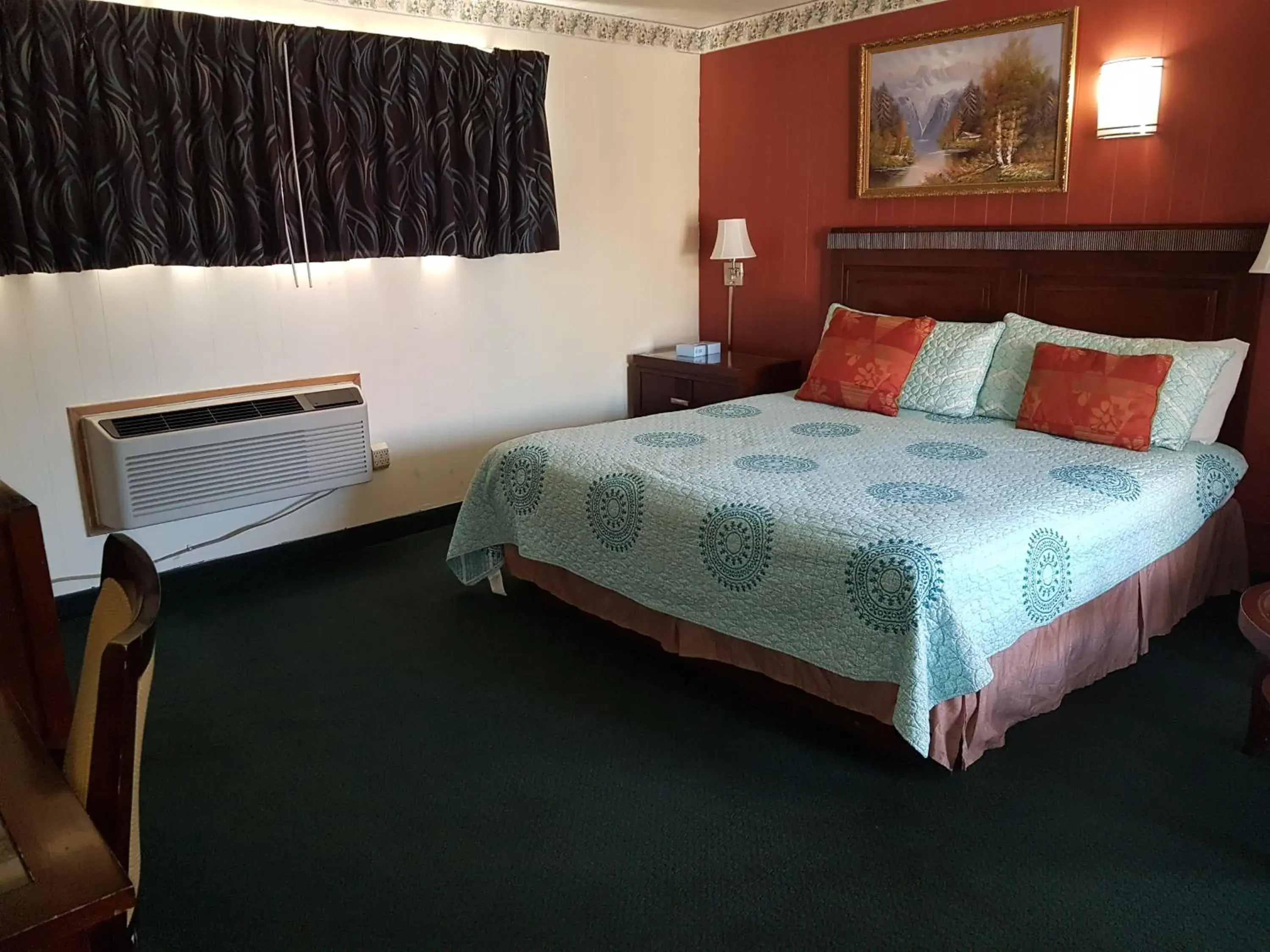 Bed in Townhouse Motel Bed in Townhouse Motel