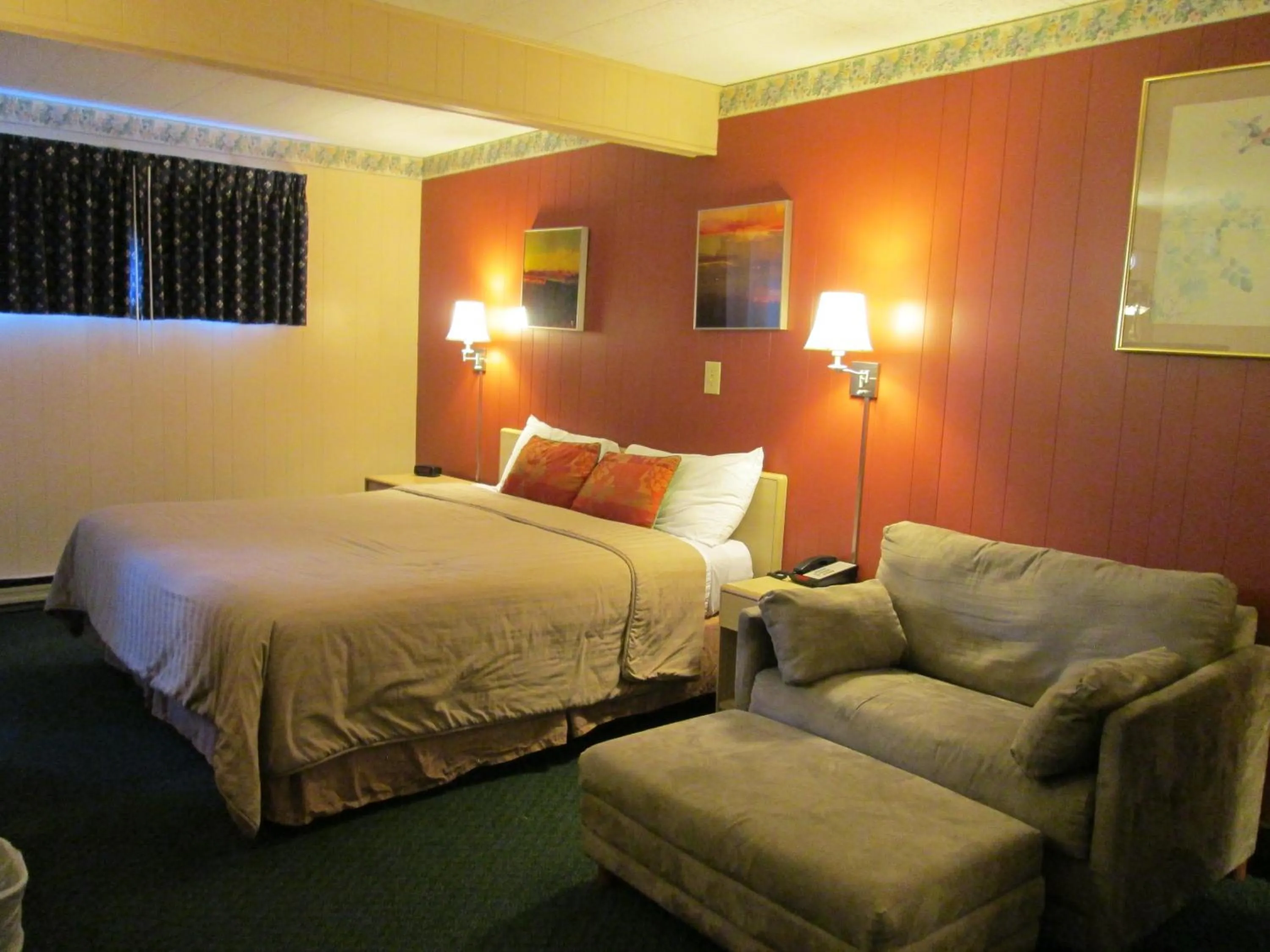 Bed in Townhouse Motel