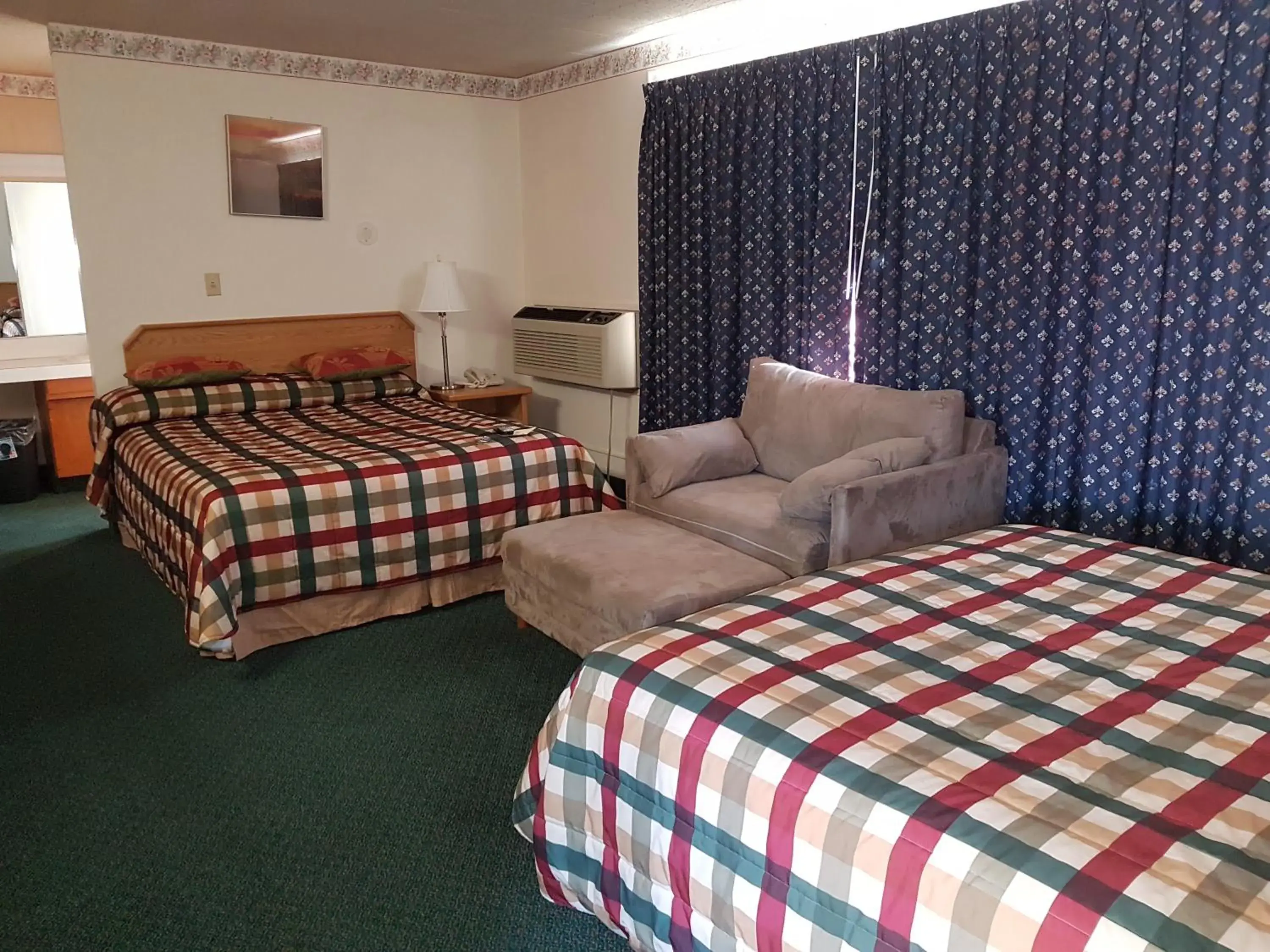 Bed in Townhouse Motel Bed in Townhouse Motel