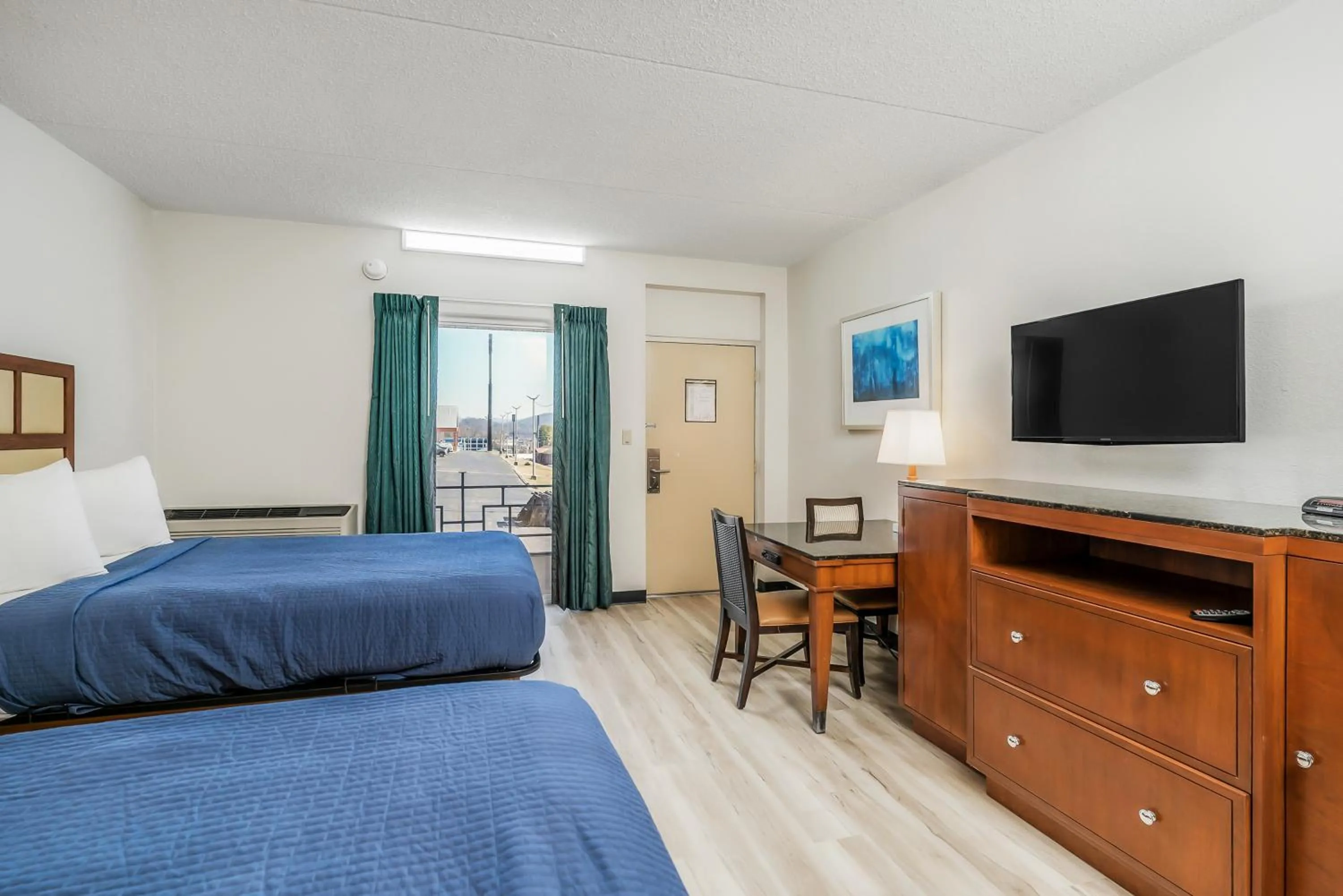 Communal lounge/ TV room, Bed in Extended Stay Suites Cookeville - Tennessee Tech