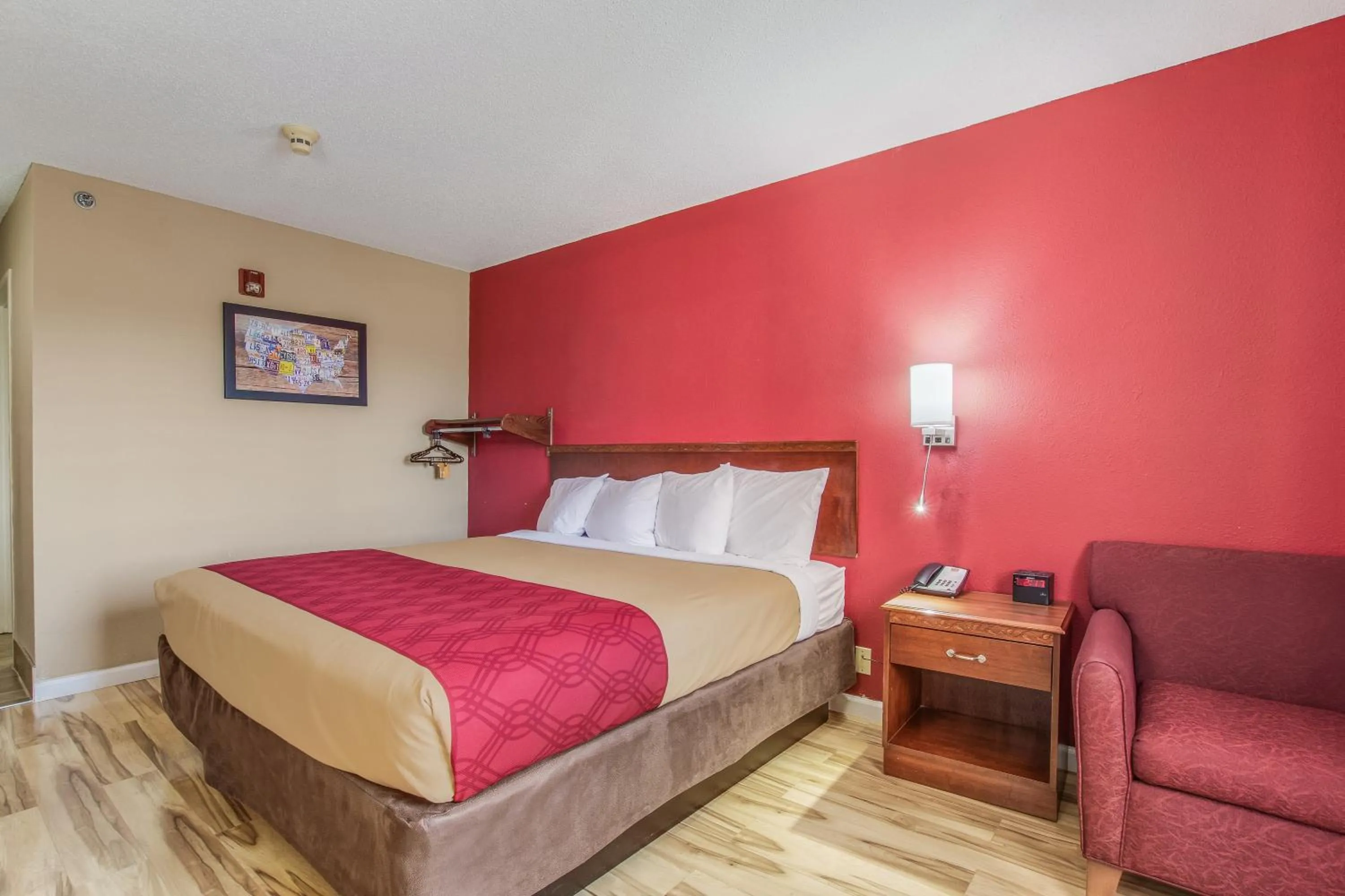 Photo of the whole room, Bed in Econo Lodge Shelbyville