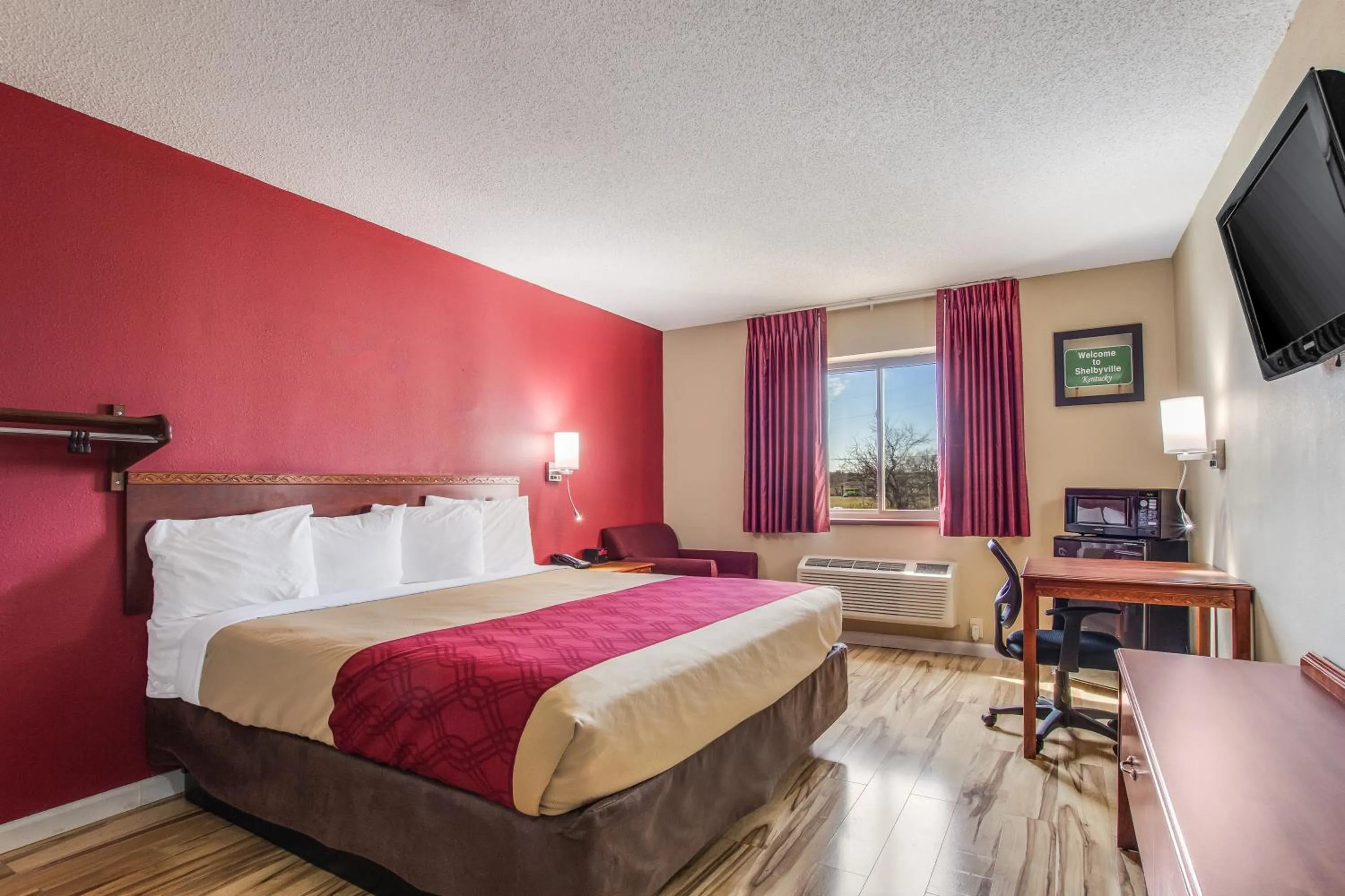 Photo of the whole room, Bed in Econo Lodge Shelbyville