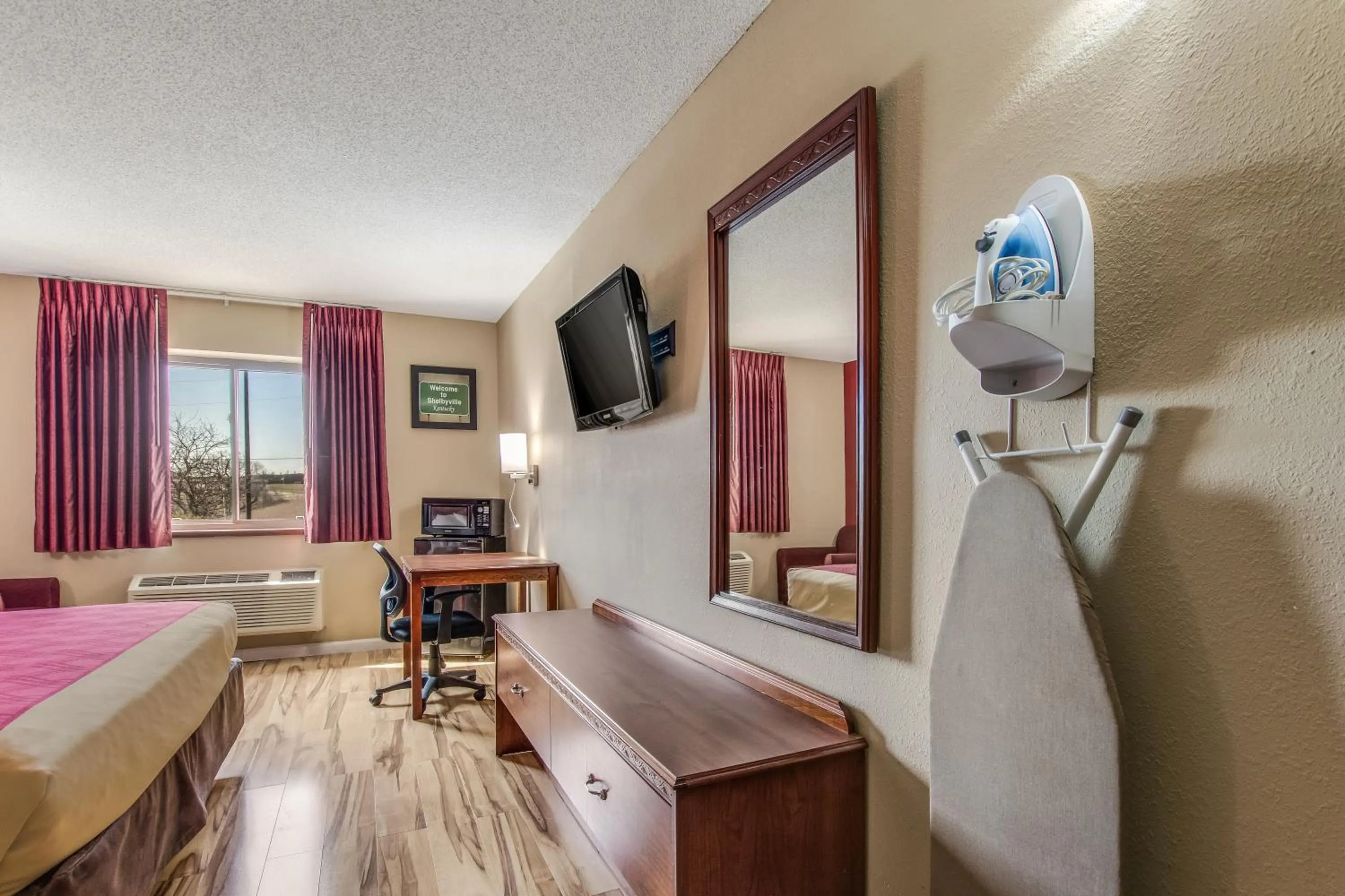 Photo of the whole room, Bed in Econo Lodge Shelbyville