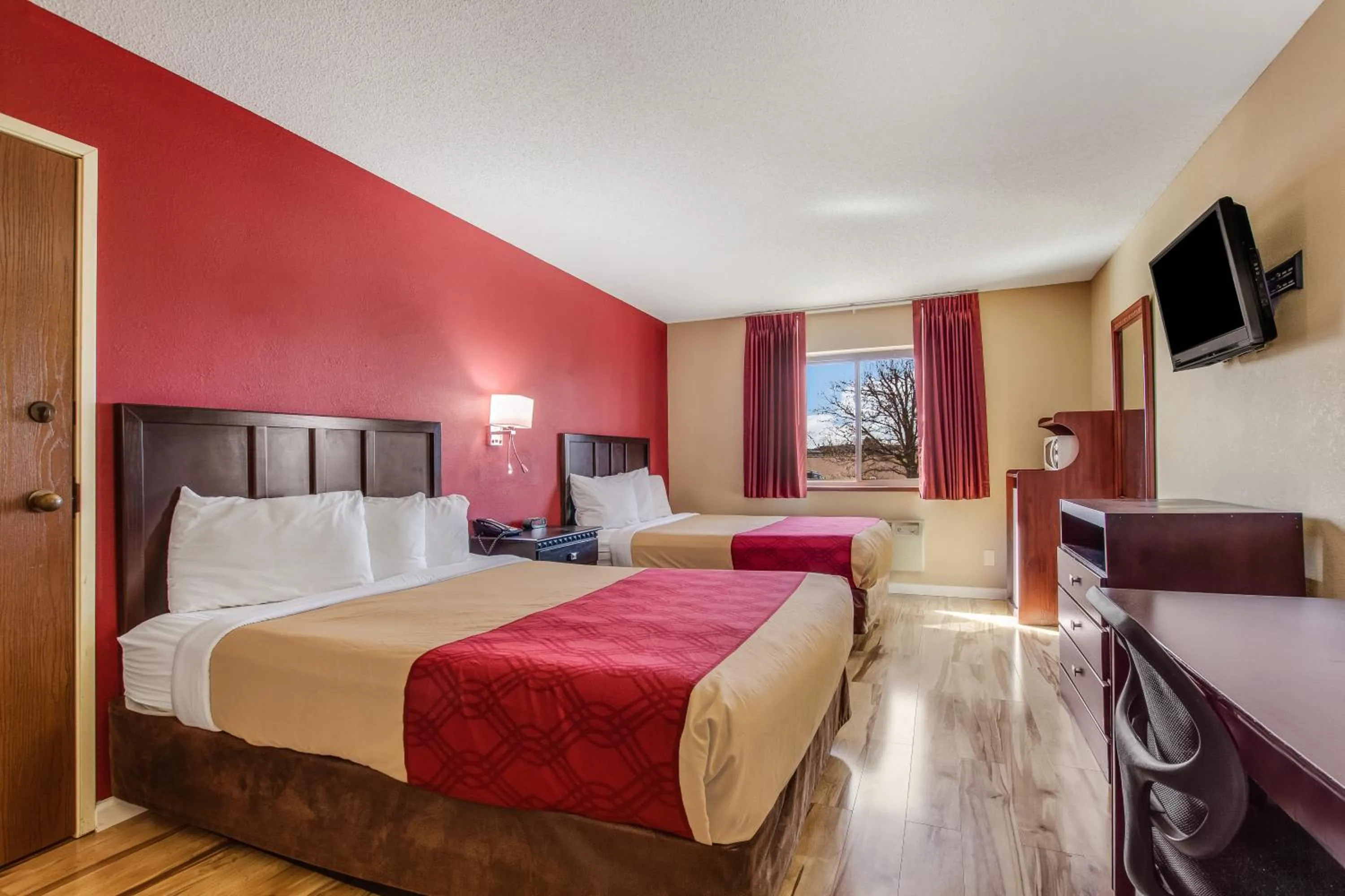 Photo of the whole room, Bed in Econo Lodge Shelbyville