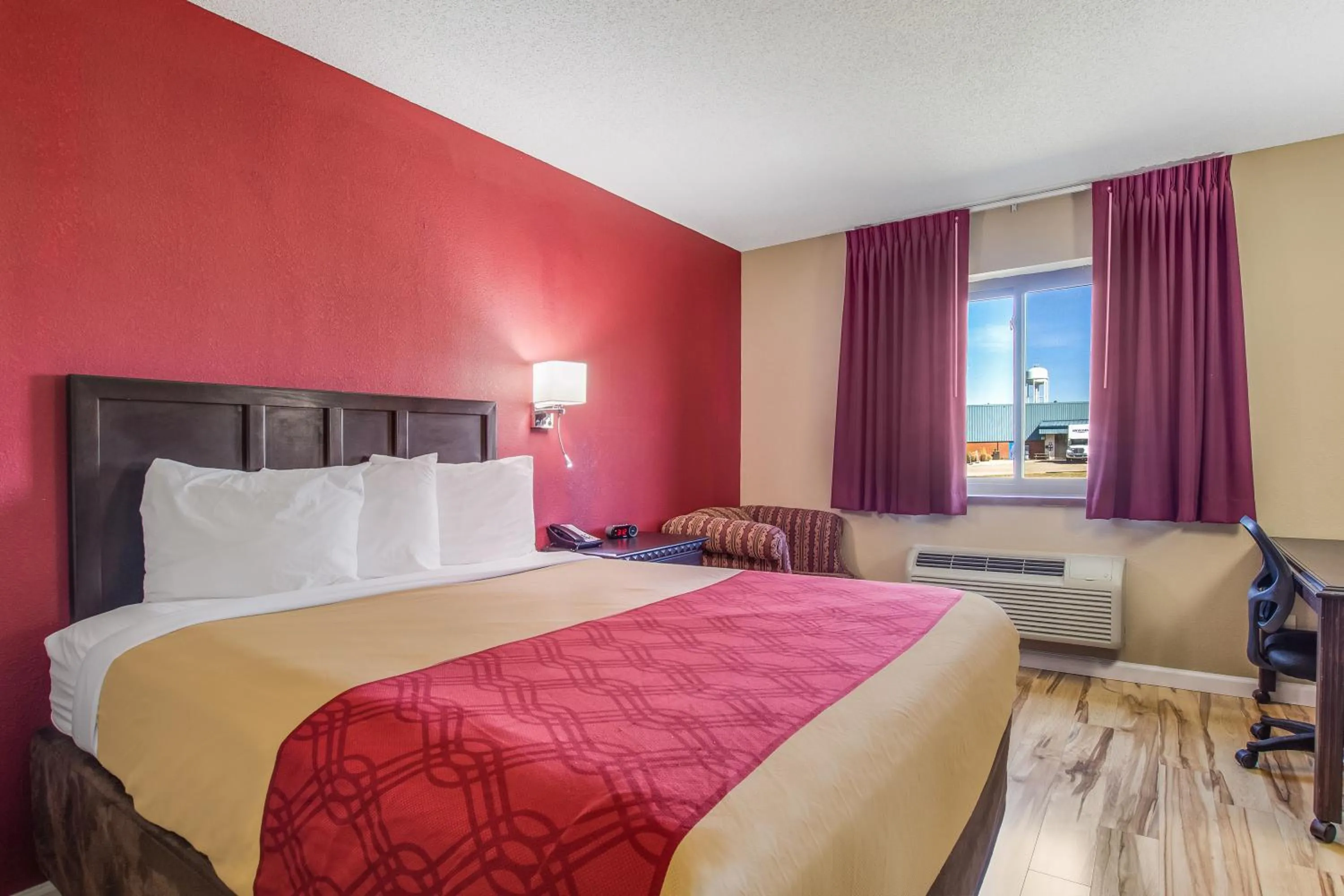 Bed in Econo Lodge Shelbyville