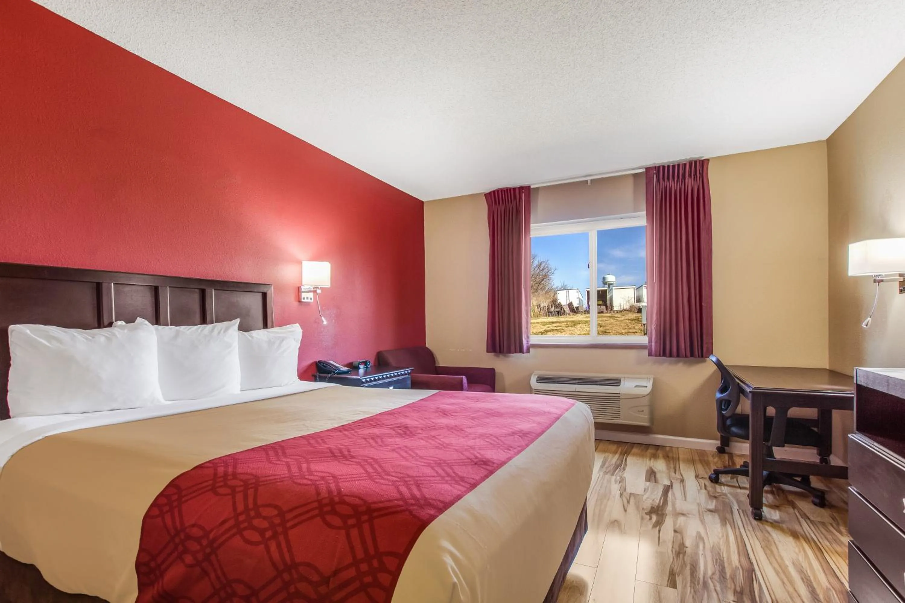 Photo of the whole room, Bed in Econo Lodge Shelbyville