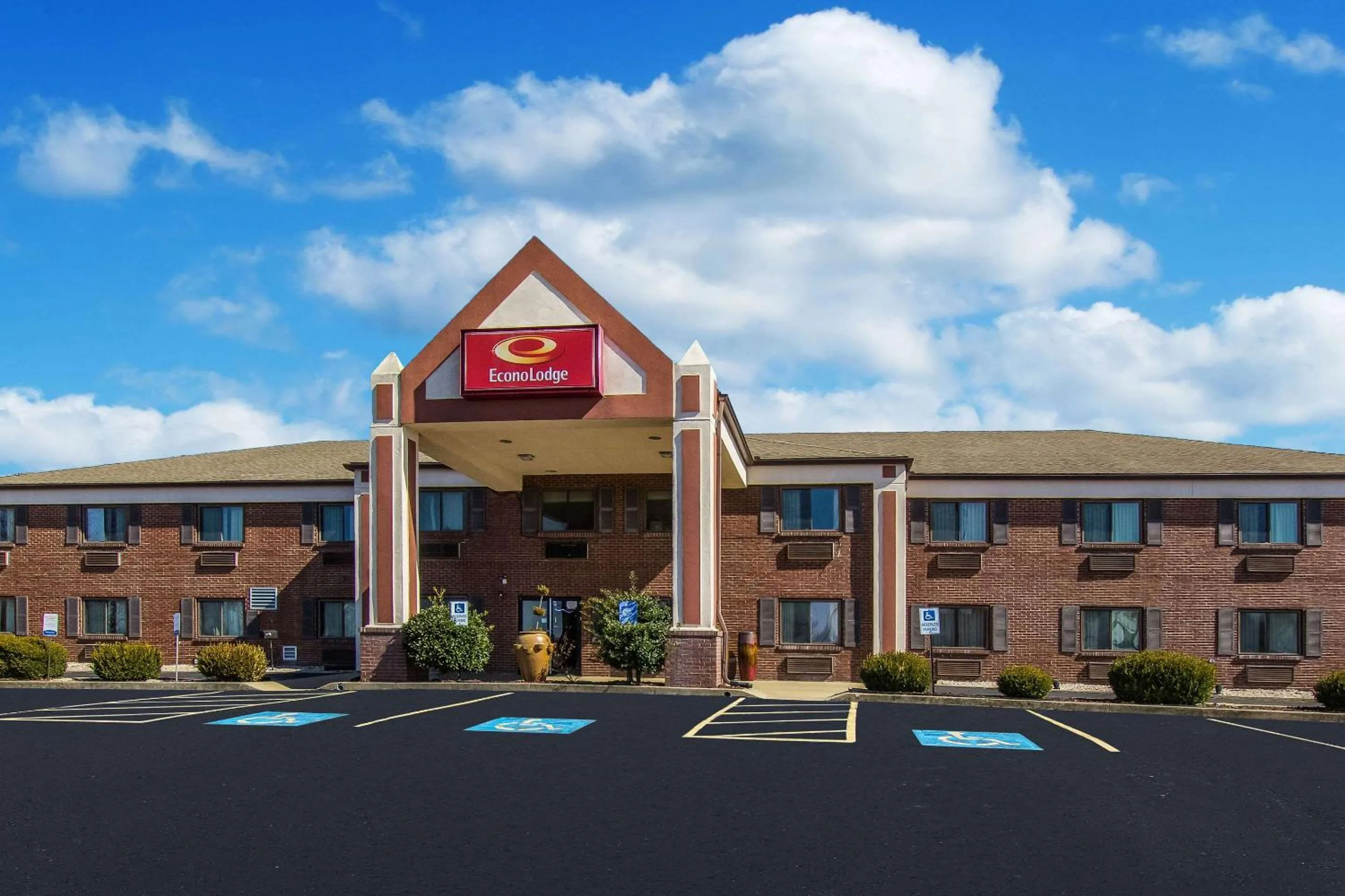 Property building in Econo Lodge Shelbyville