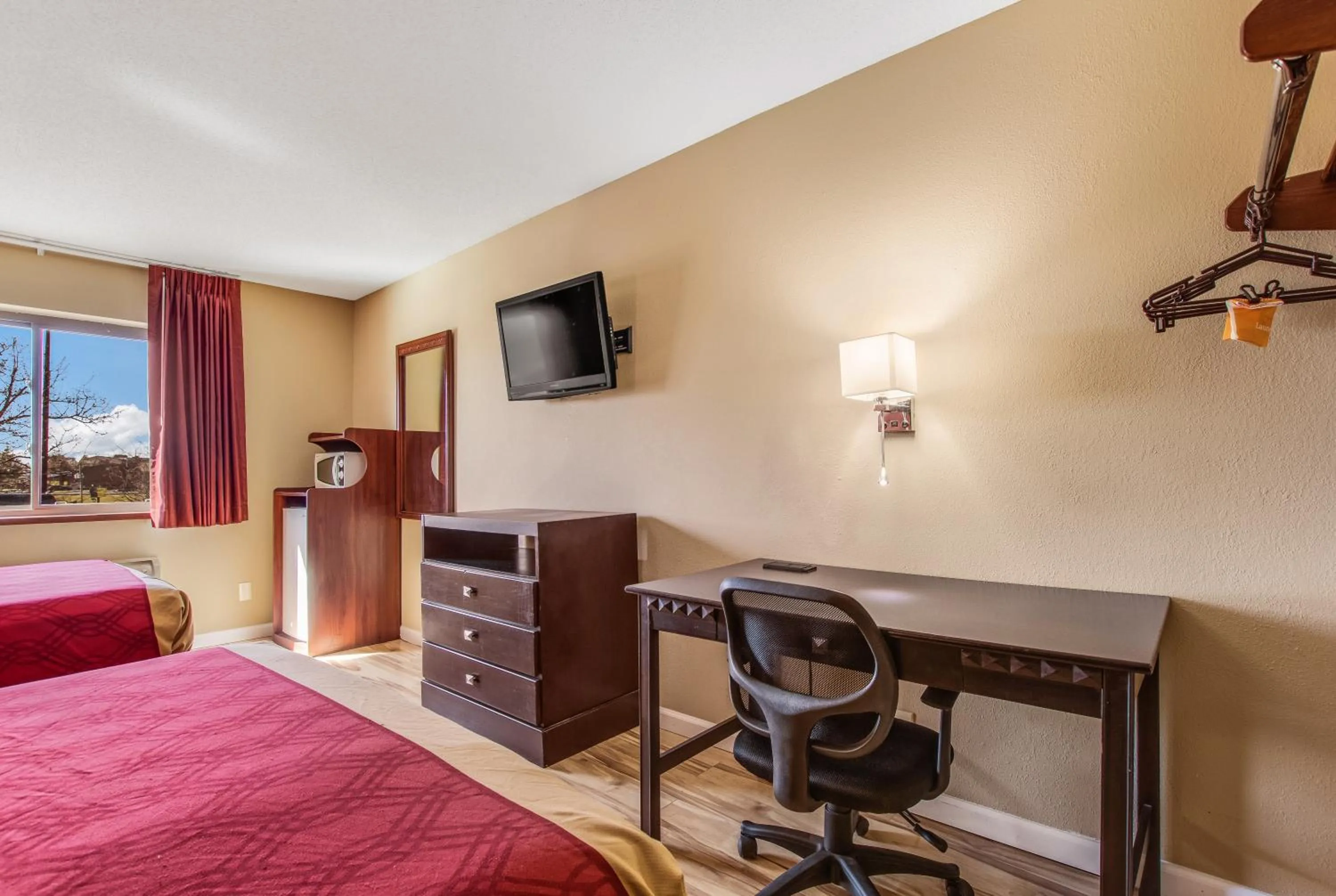 Photo of the whole room, Bed in Econo Lodge Shelbyville