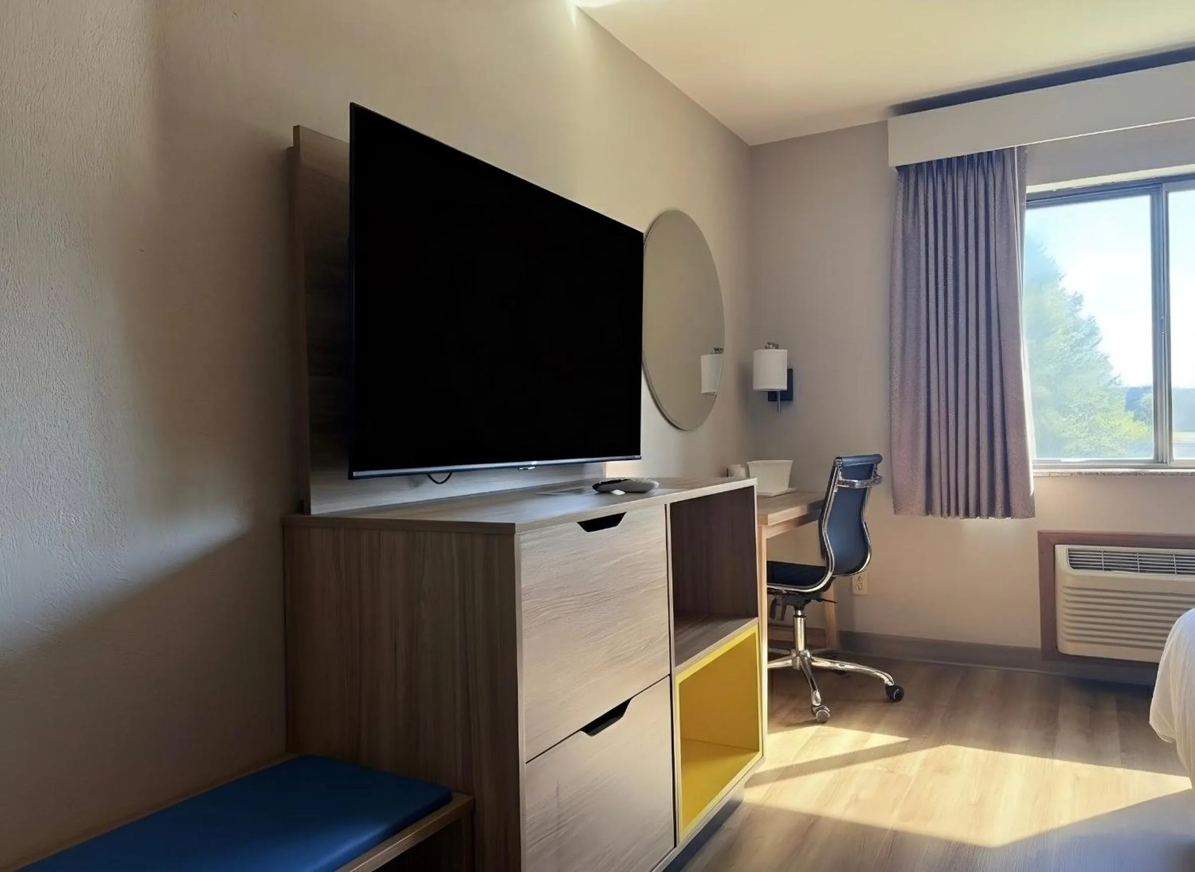 TV and multimedia in Days Inn by Wyndham Mankato