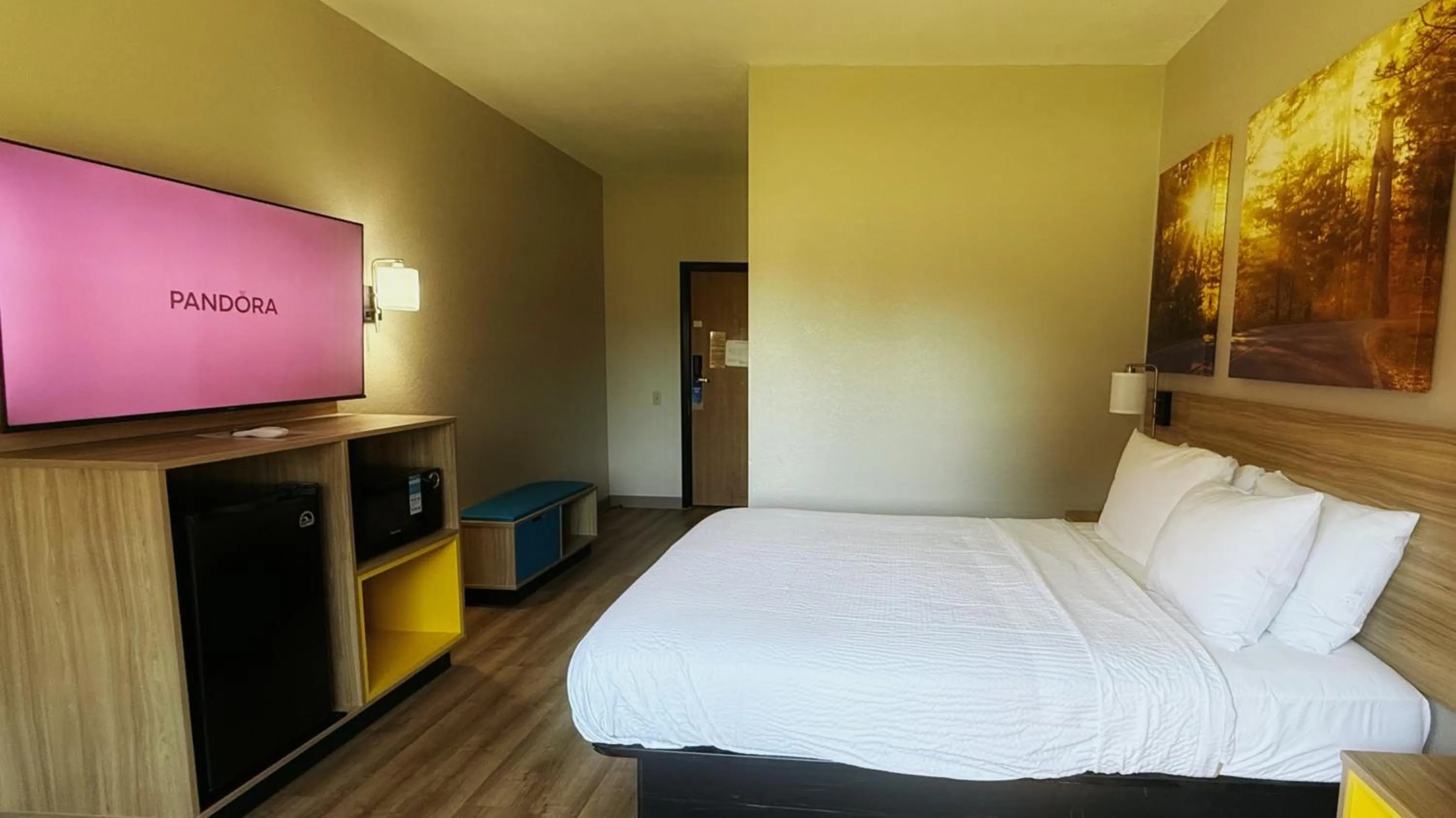 Bed in Days Inn by Wyndham Mankato