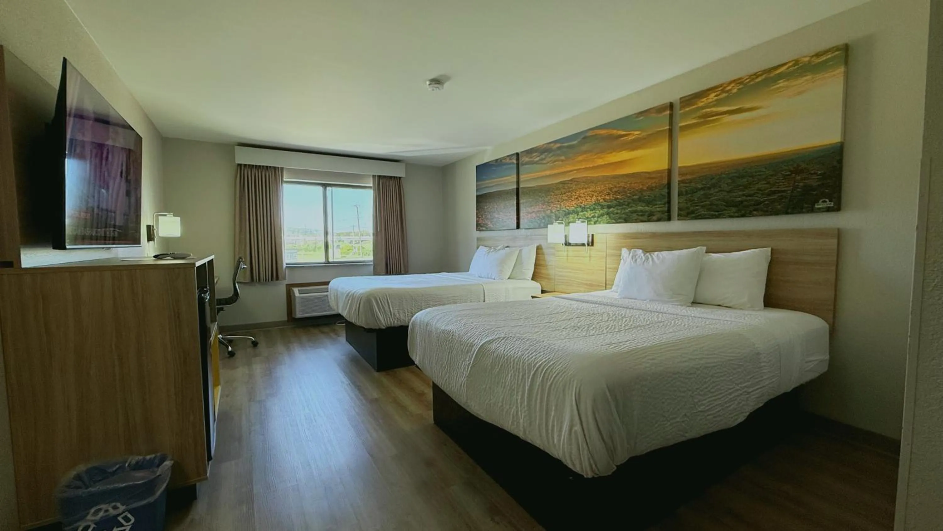 Bedroom, Bed in Days Inn by Wyndham Mankato