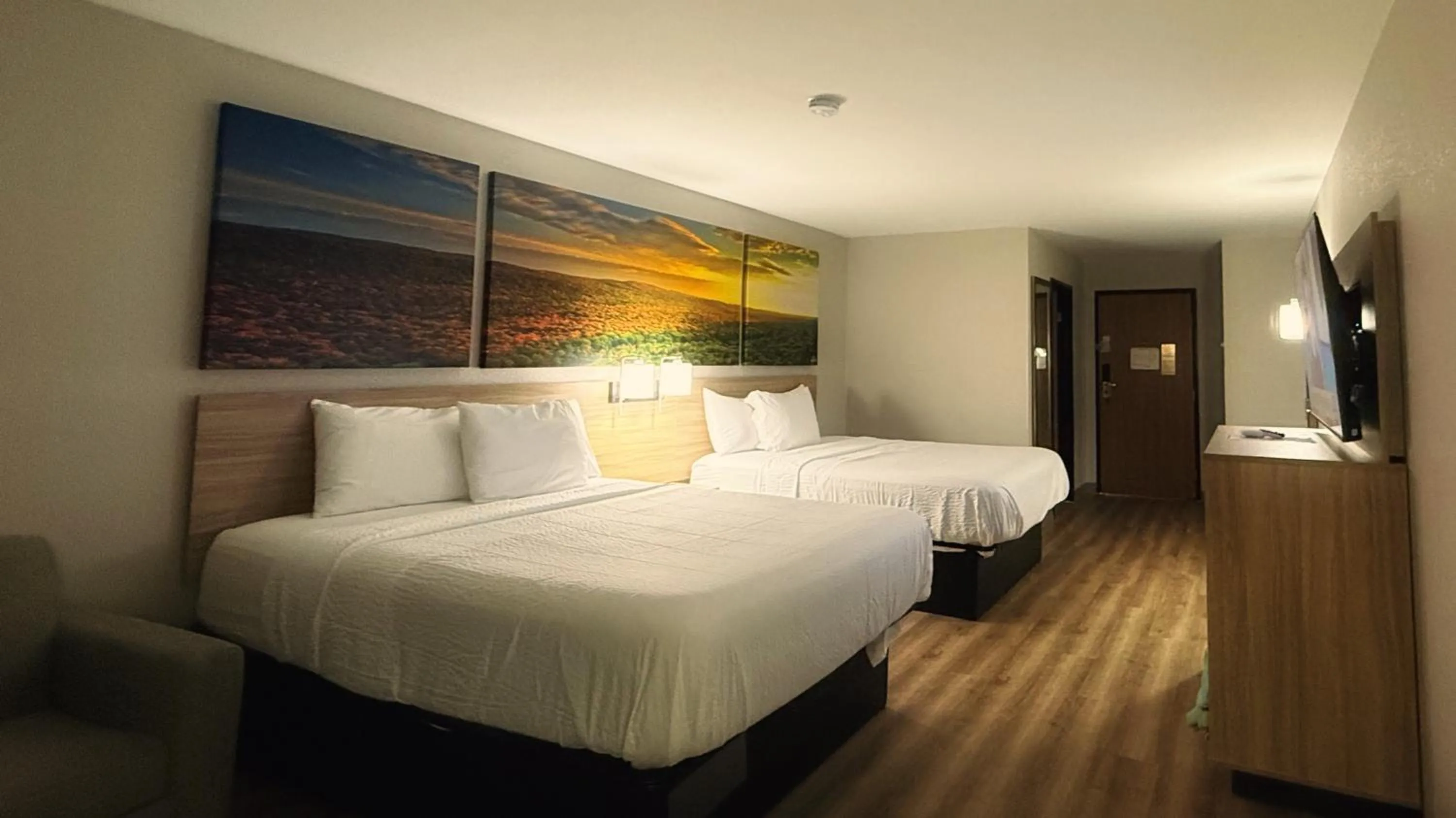 Bed in Days Inn by Wyndham Mankato