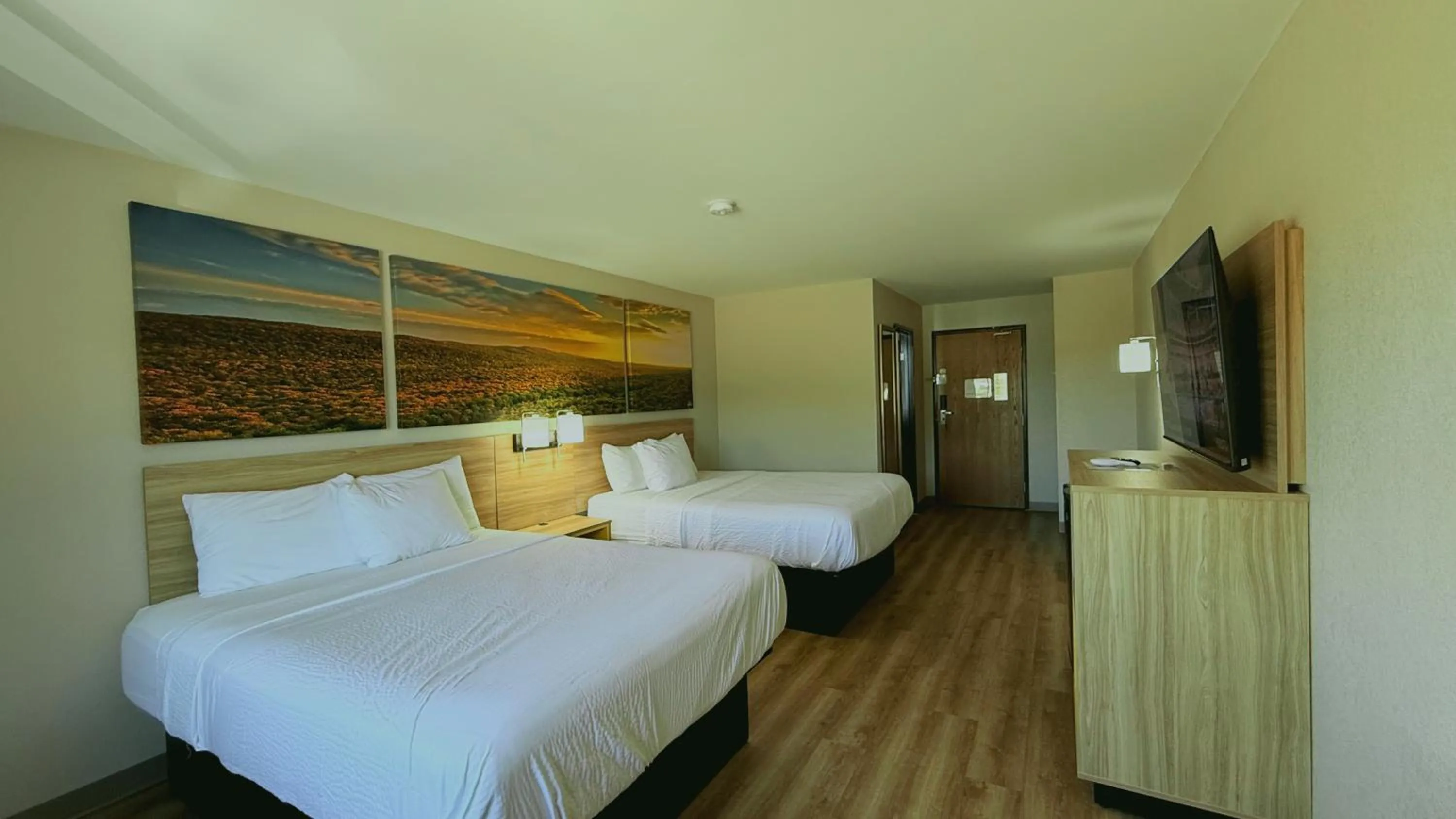 Bed in Days Inn by Wyndham Mankato