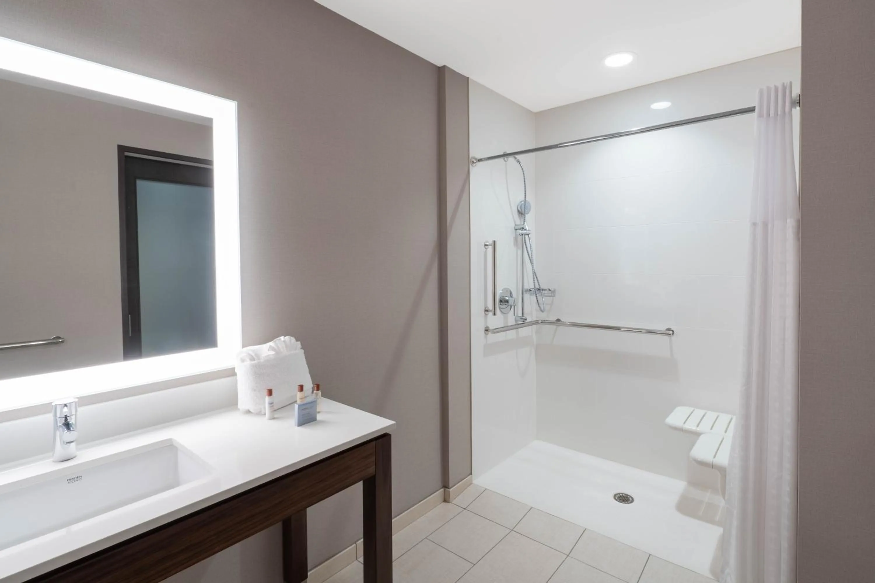 Bathroom in Hampton Inn by Hilton Nashville Airport Century Place