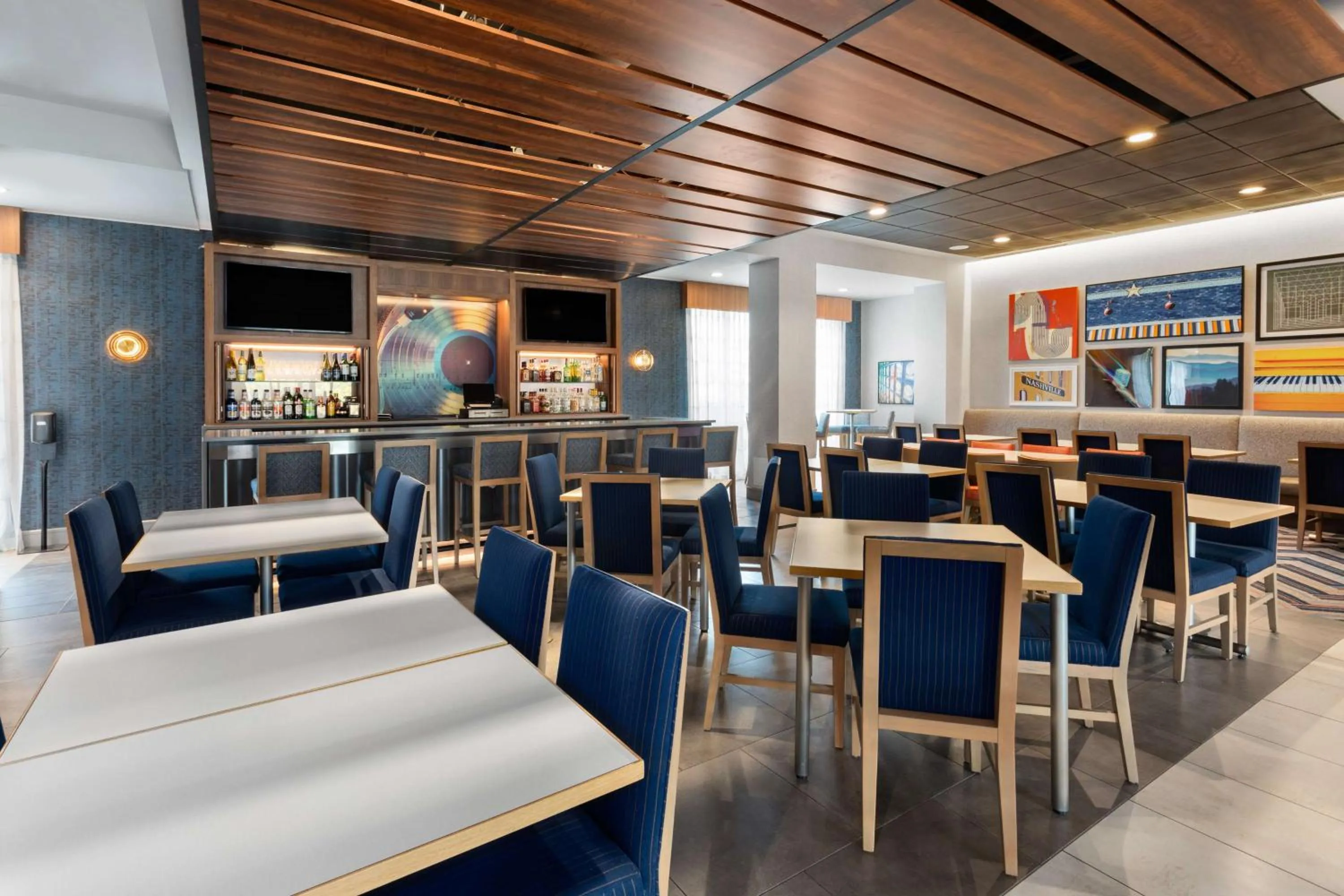 Lounge or bar in Hampton Inn by Hilton Nashville Airport Century Place