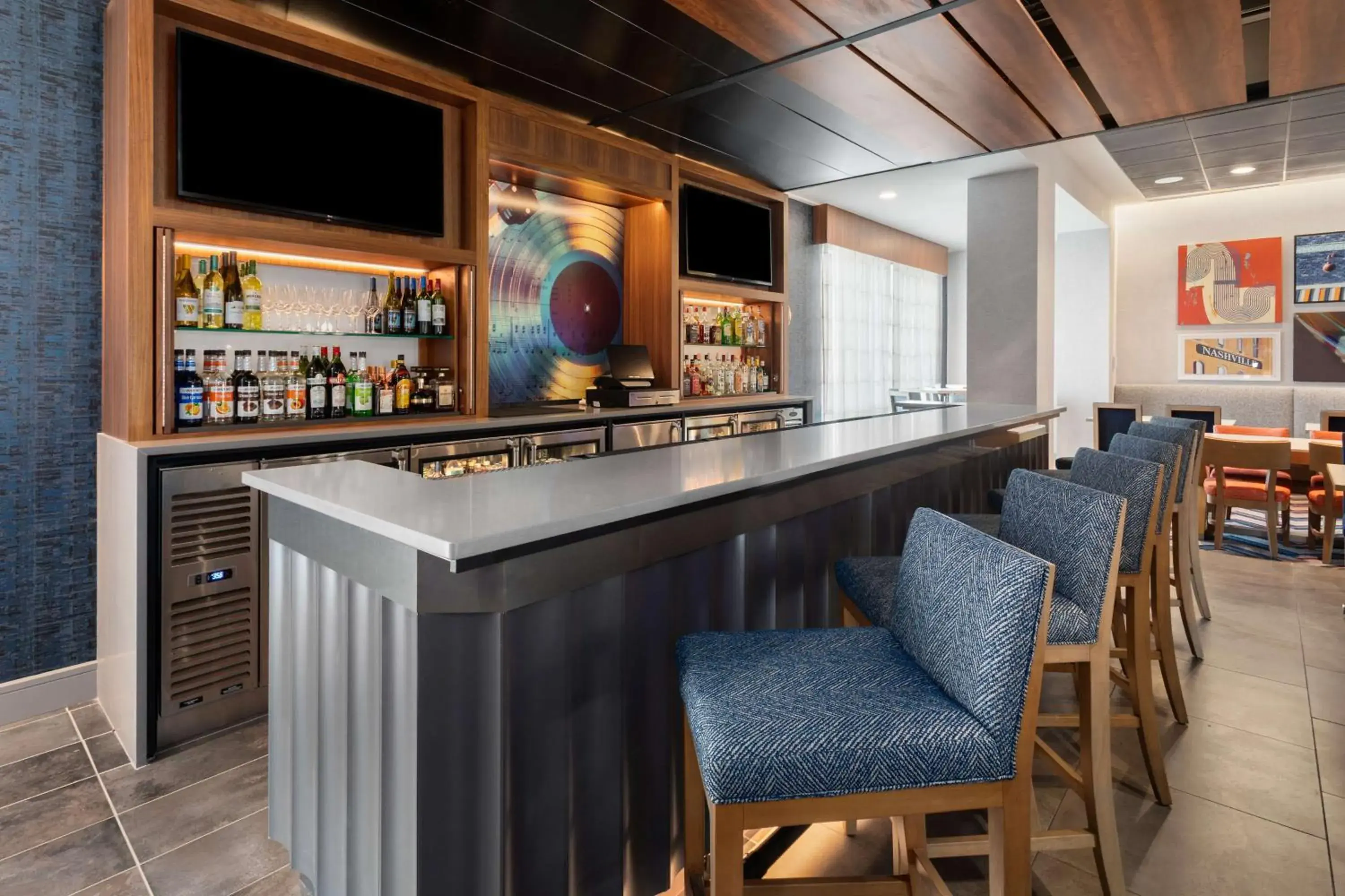 Lounge or bar in Hampton Inn by Hilton Nashville Airport Century Place Lounge or bar in Hampton Inn by Hilton Nashville Airport Century Place