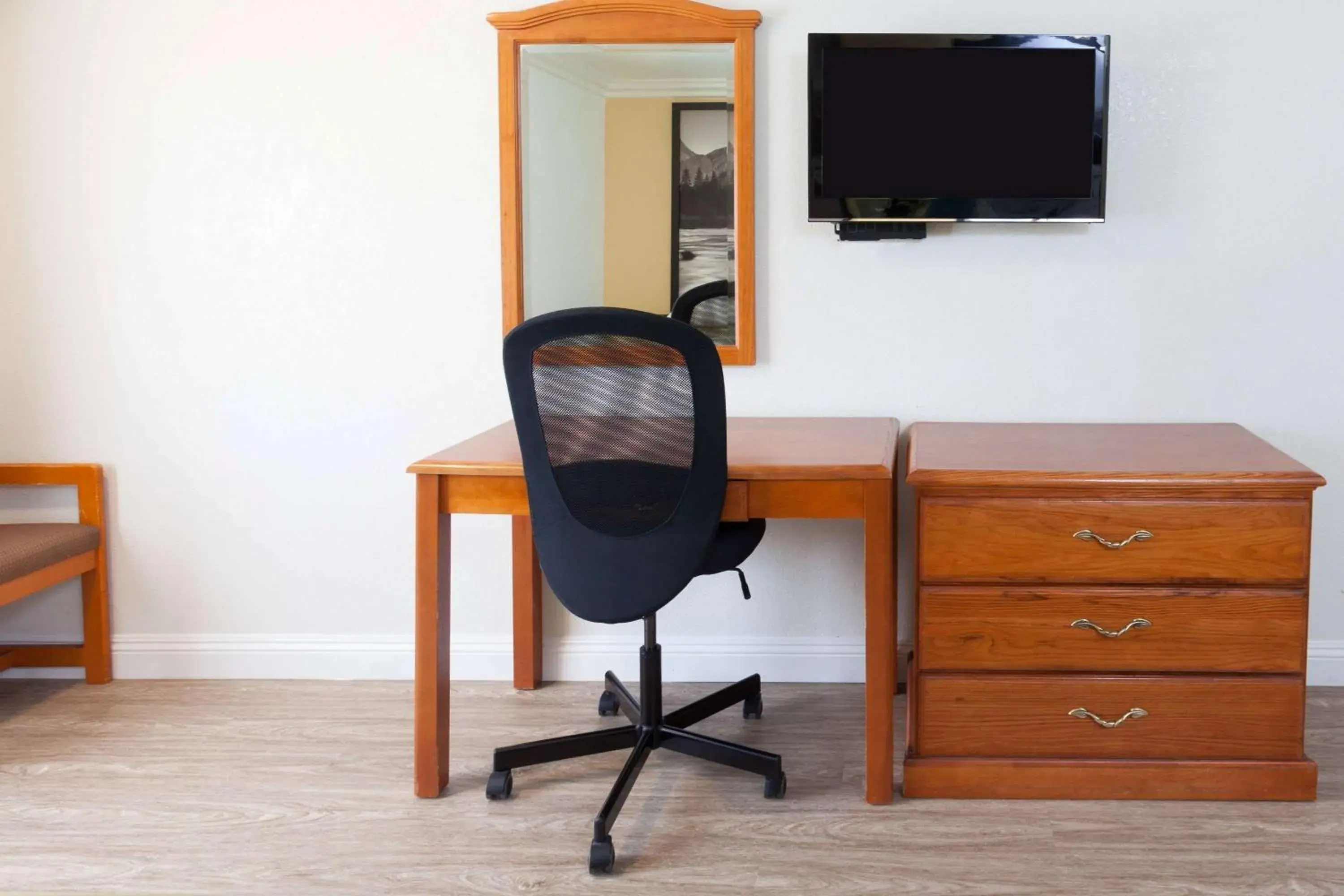 Photo of the whole room in Super 8 by Wyndham Santa Clarita/Valencia Photo of the whole room in Super 8 by Wyndham Santa Clarita/Valencia