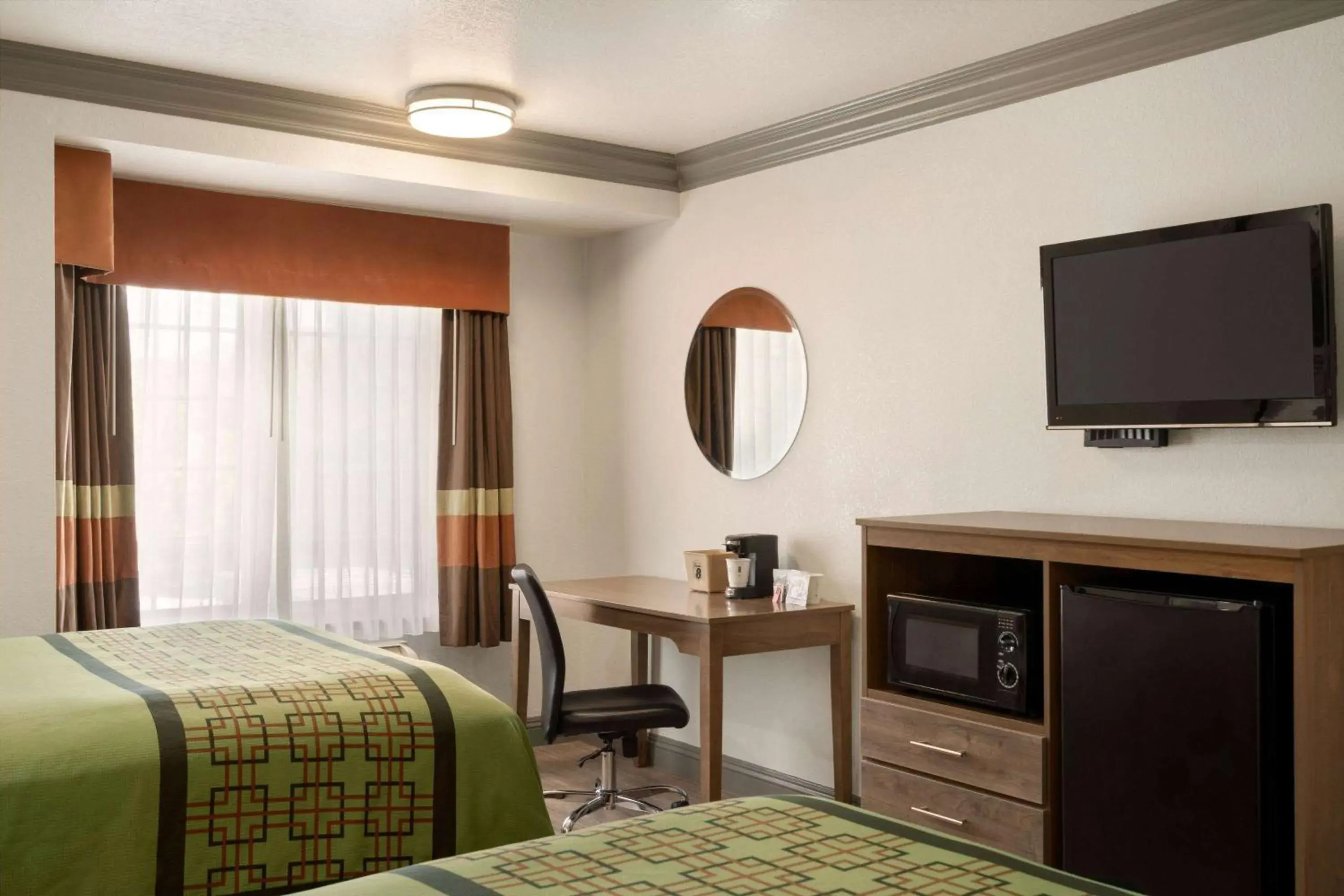 Photo of the whole room, Bed in Super 8 by Wyndham Santa Clarita/Valencia Photo of the whole room, Bed in Super 8 by Wyndham Santa Clarita/Valencia