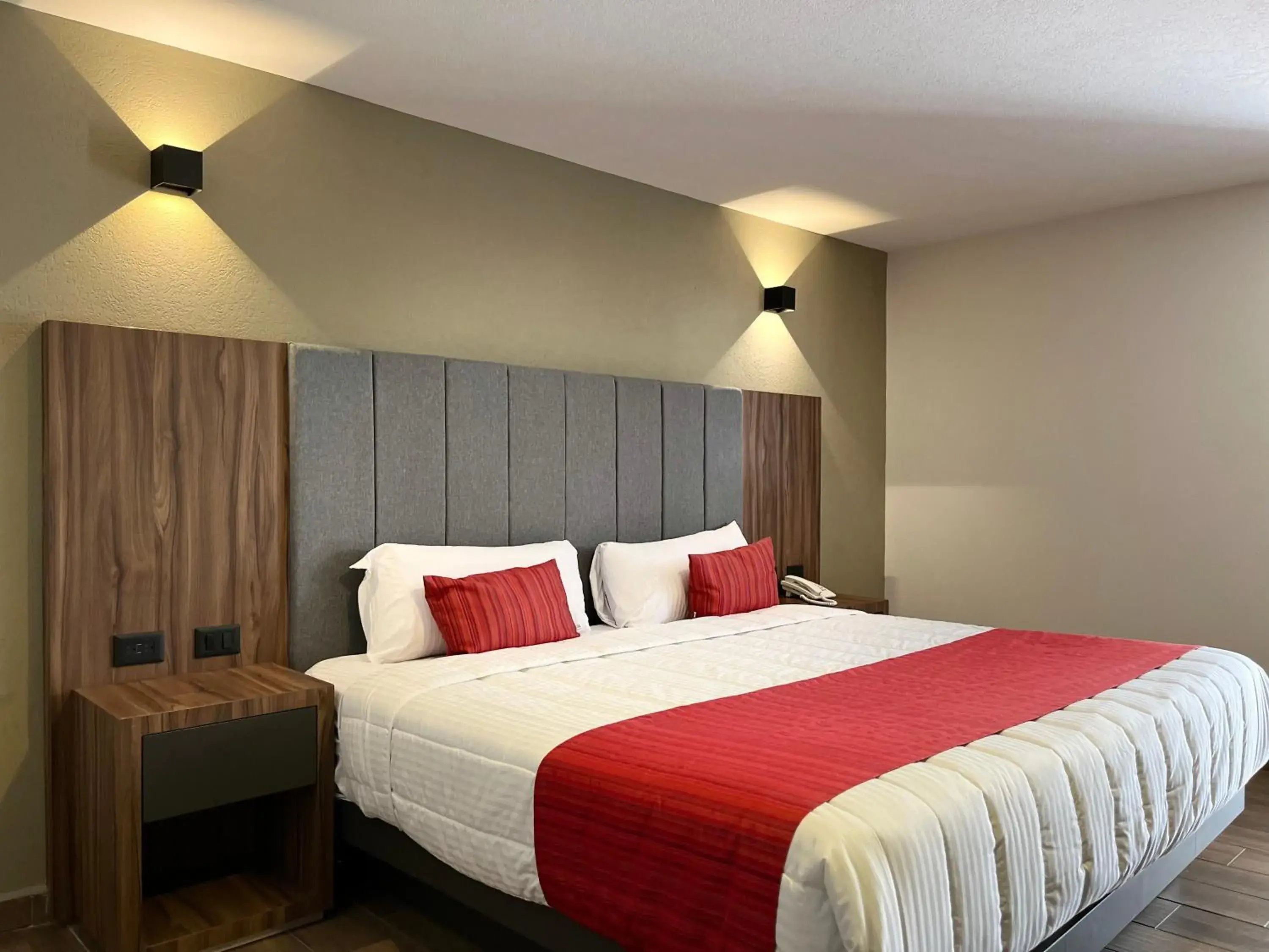 Deluxe King Room - single occupancy in Hotel Granada Deluxe King Room - single occupancy in Hotel Granada