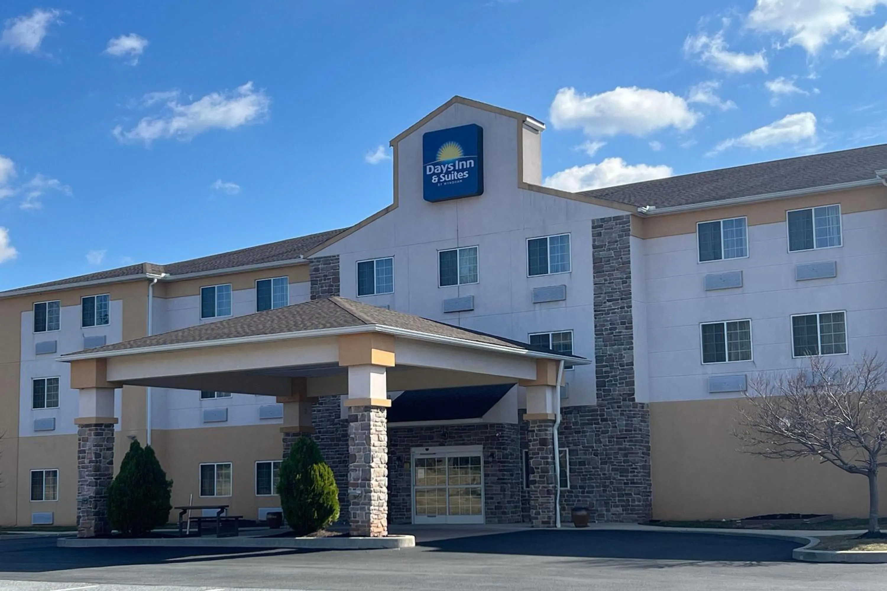 Property building in Days Inn & Suites by Wyndham Manheim Lebanon