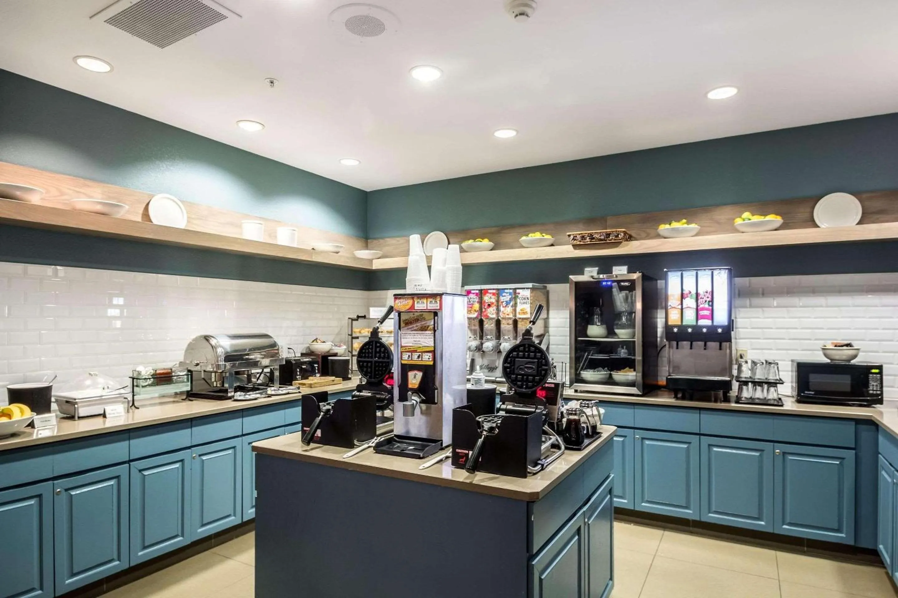 Breakfast in Country Inn & Suites by Radisson, Fond du Lac, WI