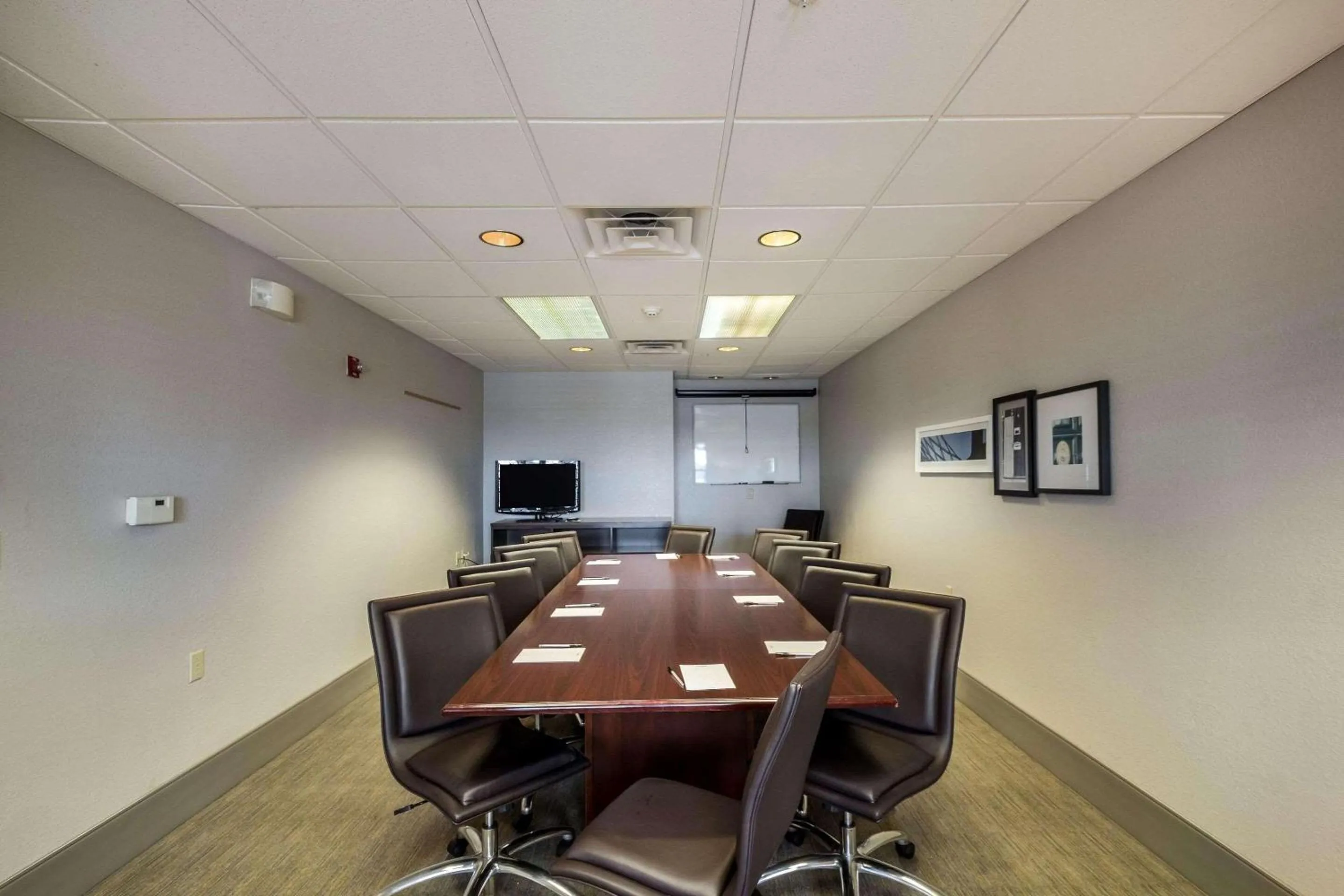 Meeting/conference room in Country Inn & Suites by Radisson, Fond du Lac, WI