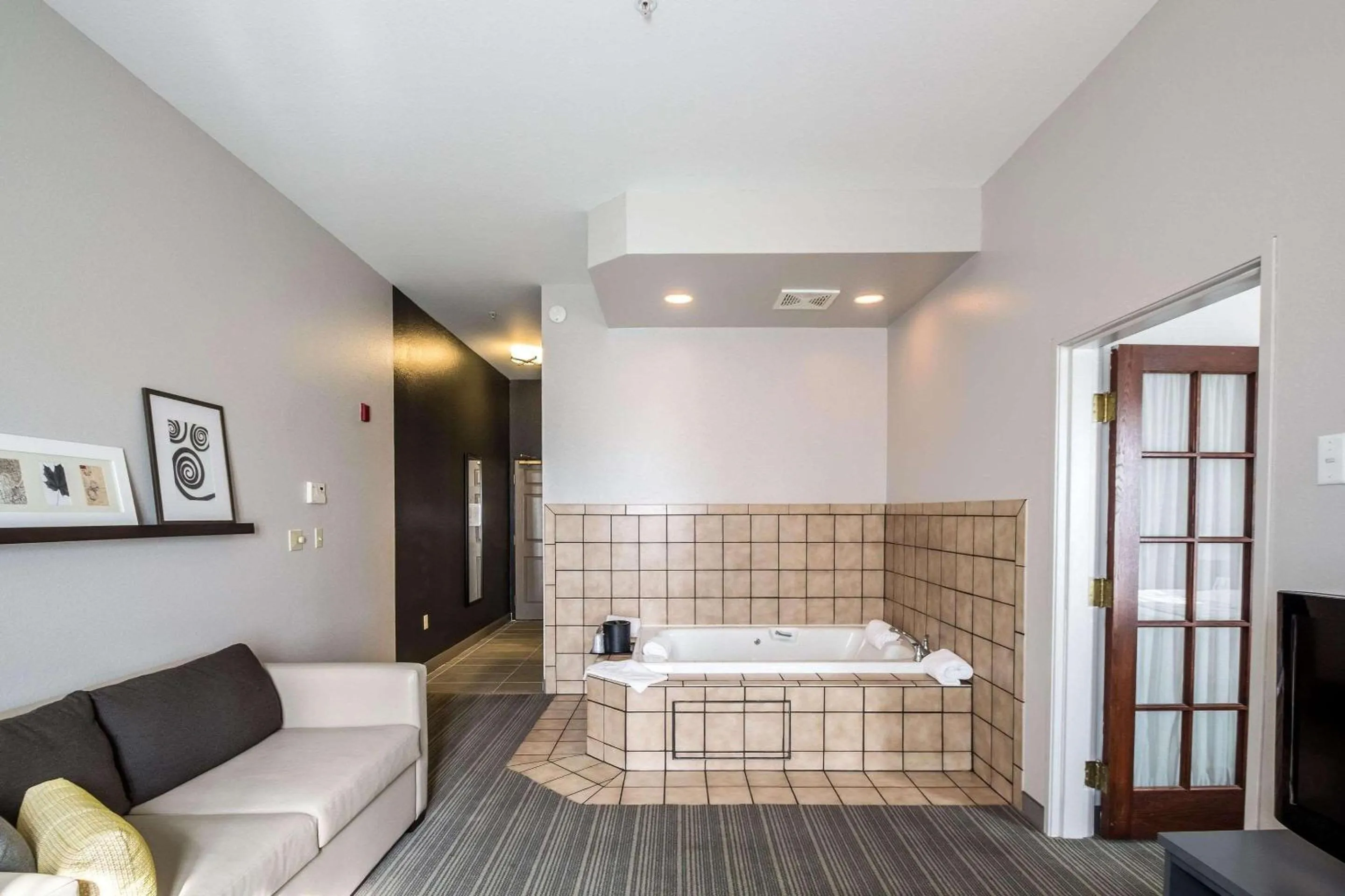 Bedroom, Bed in Country Inn & Suites by Radisson, Fond du Lac, WI