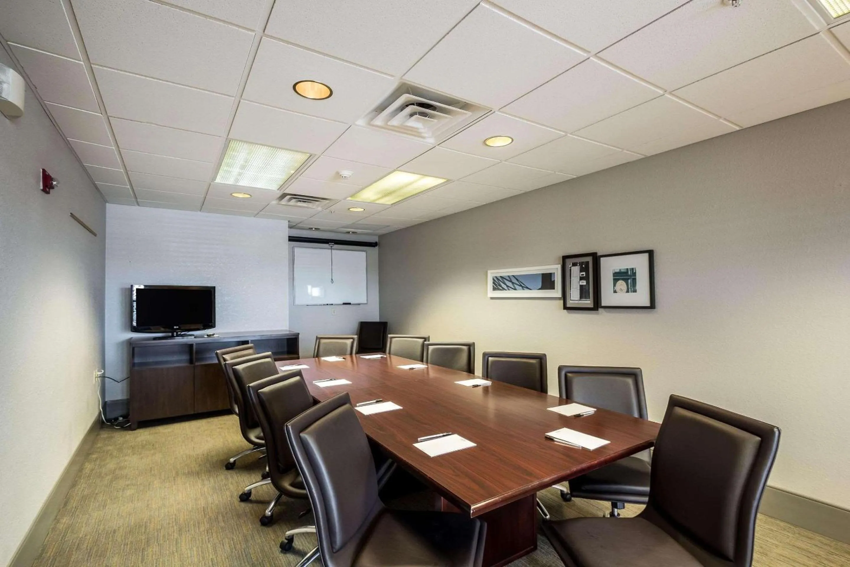 Meeting/conference room in Country Inn & Suites by Radisson, Fond du Lac, WI
