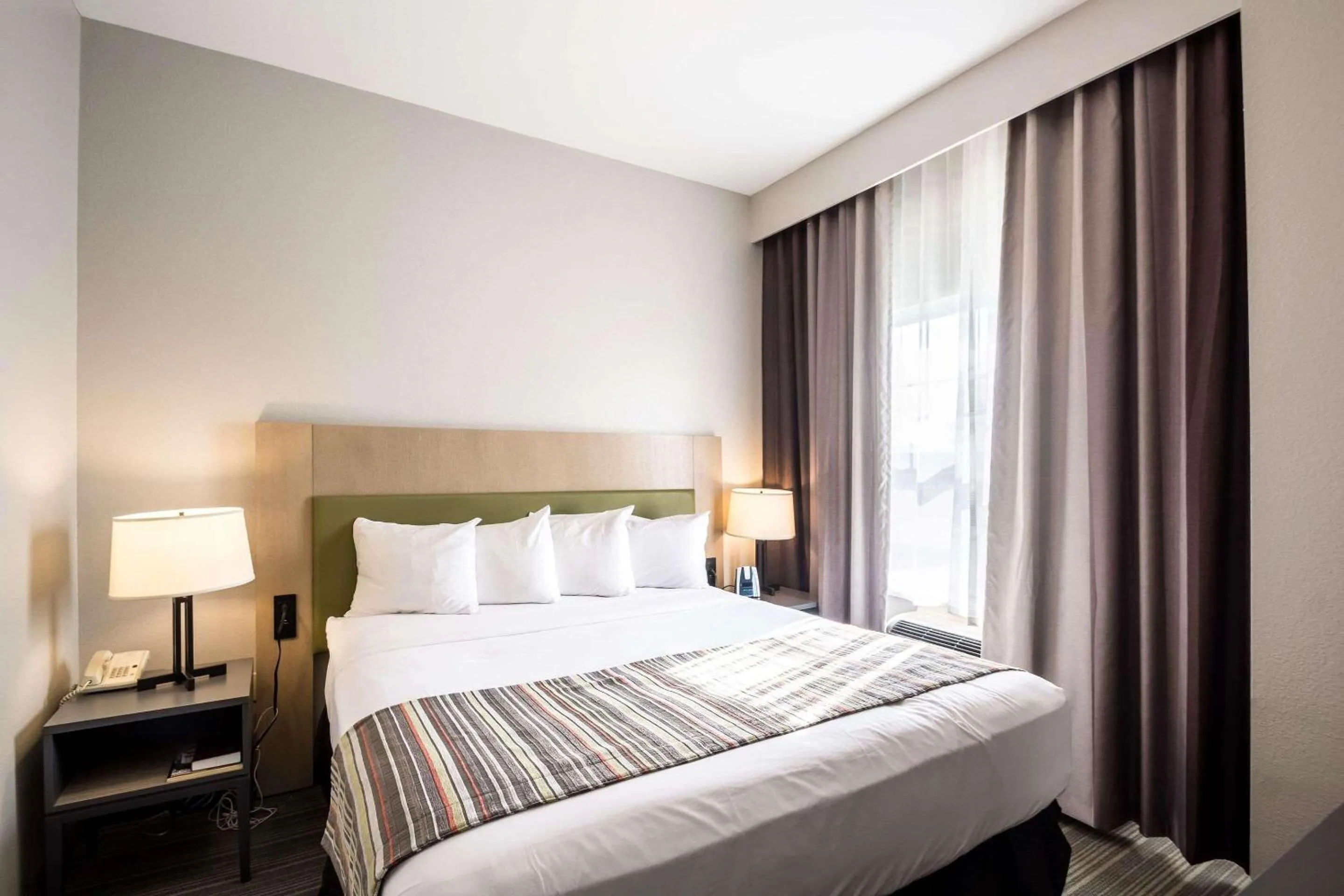 Bedroom, Bed in Country Inn & Suites by Radisson, Fond du Lac, WI