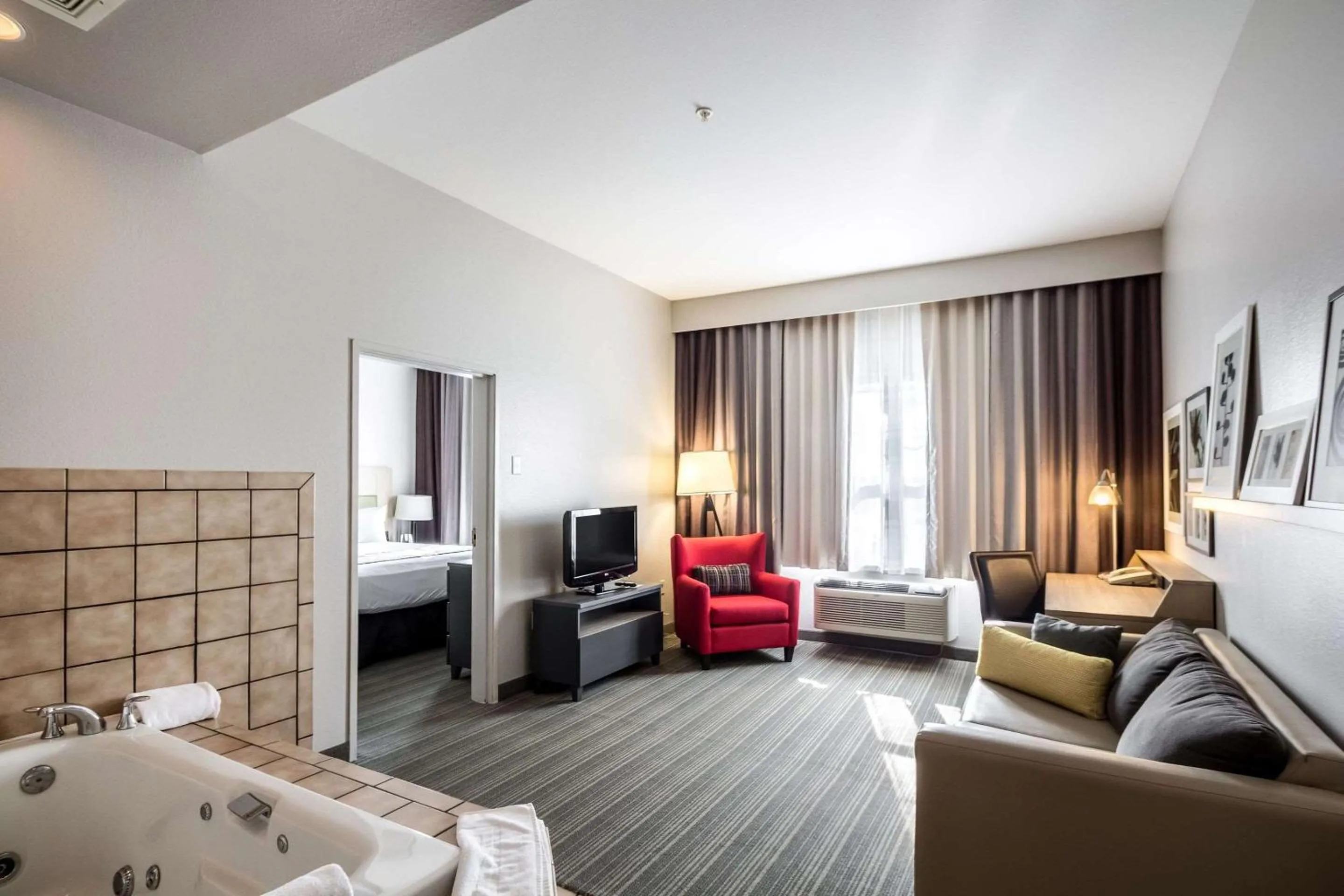 Bedroom, Bed in Country Inn & Suites by Radisson, Fond du Lac, WI