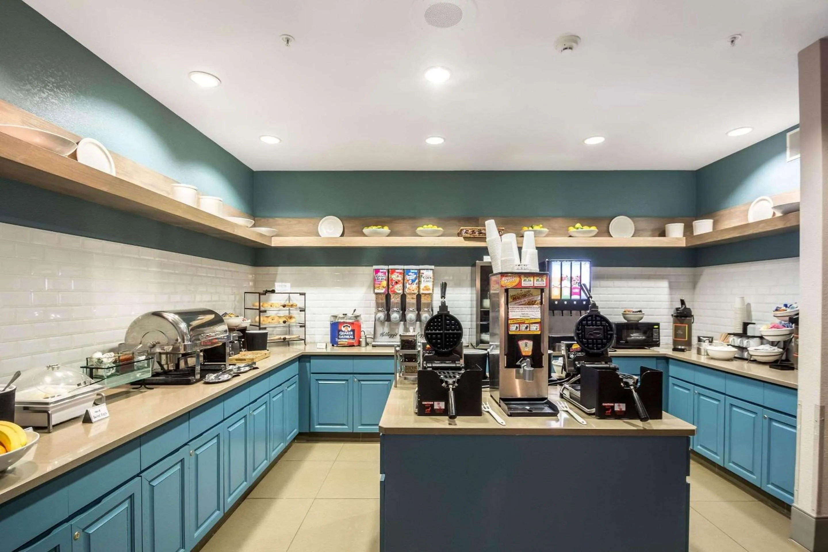 Breakfast in Country Inn & Suites by Radisson, Fond du Lac, WI