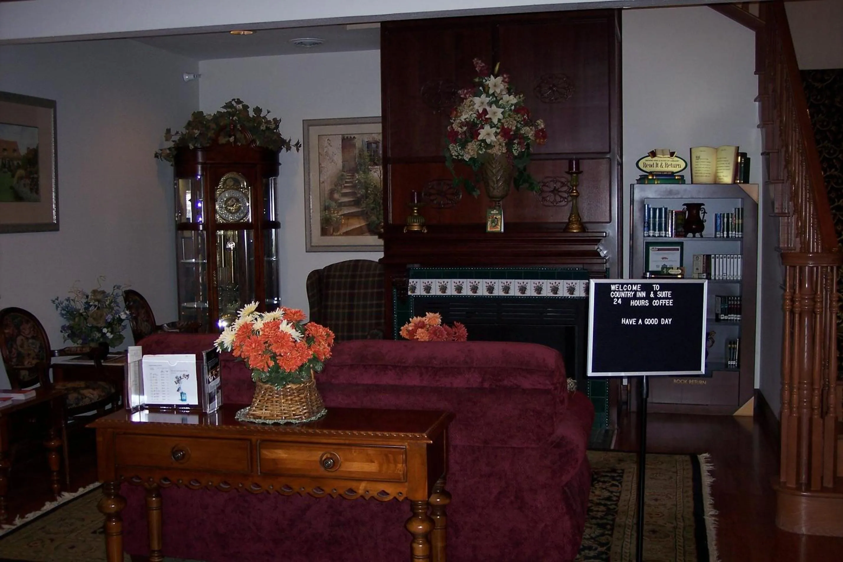 Lobby or reception in Country Inn & Suites by Radisson, Elkhart North