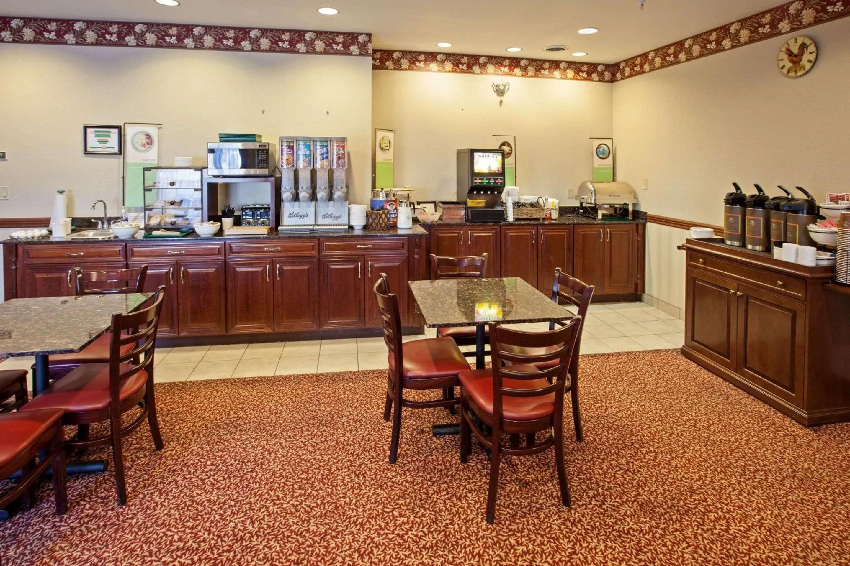 Breakfast in Country Inn & Suites by Radisson, Elkhart North