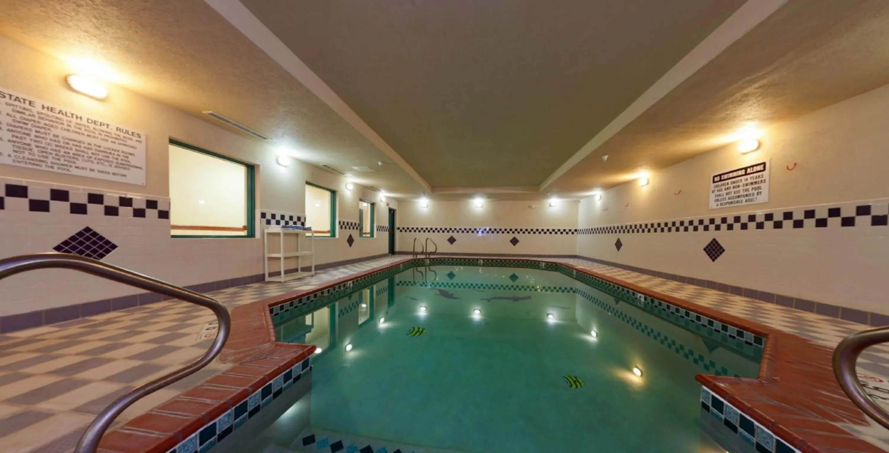 Swimming pool in Country Inn & Suites by Radisson, Elkhart North